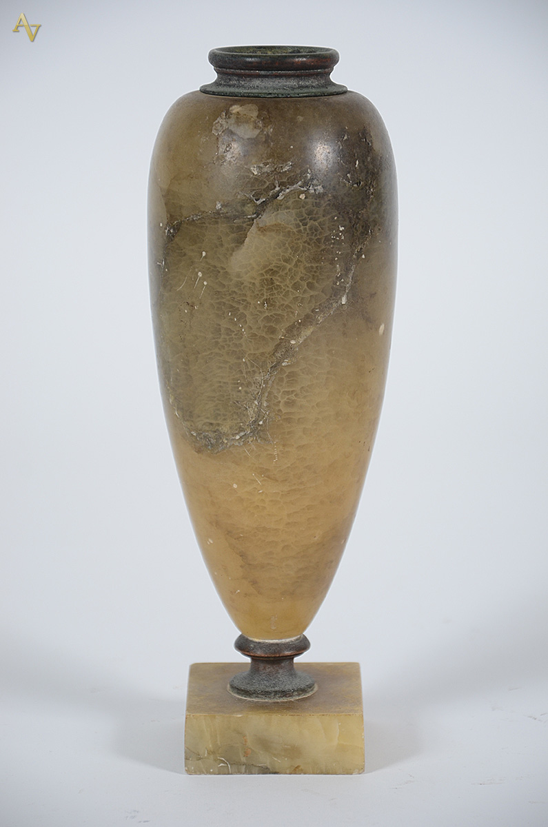 Vaso de alabastro com aplicação de bronze. Altura 28 cm. - foto 3 de 3