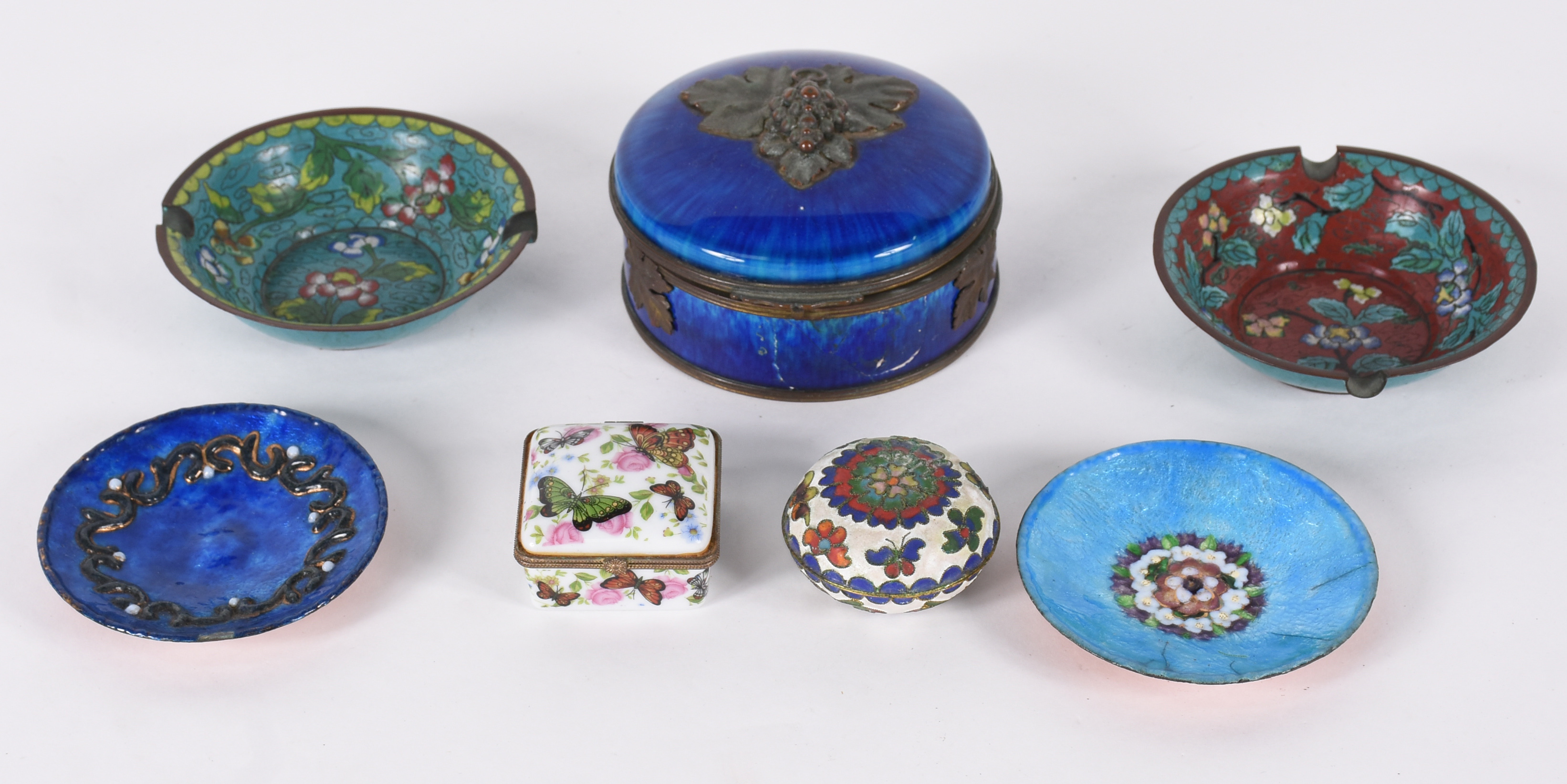 Sete peças diversas, sendo cinco de cloisone , 1 caixa de porcelana e... - foto 1 de 5