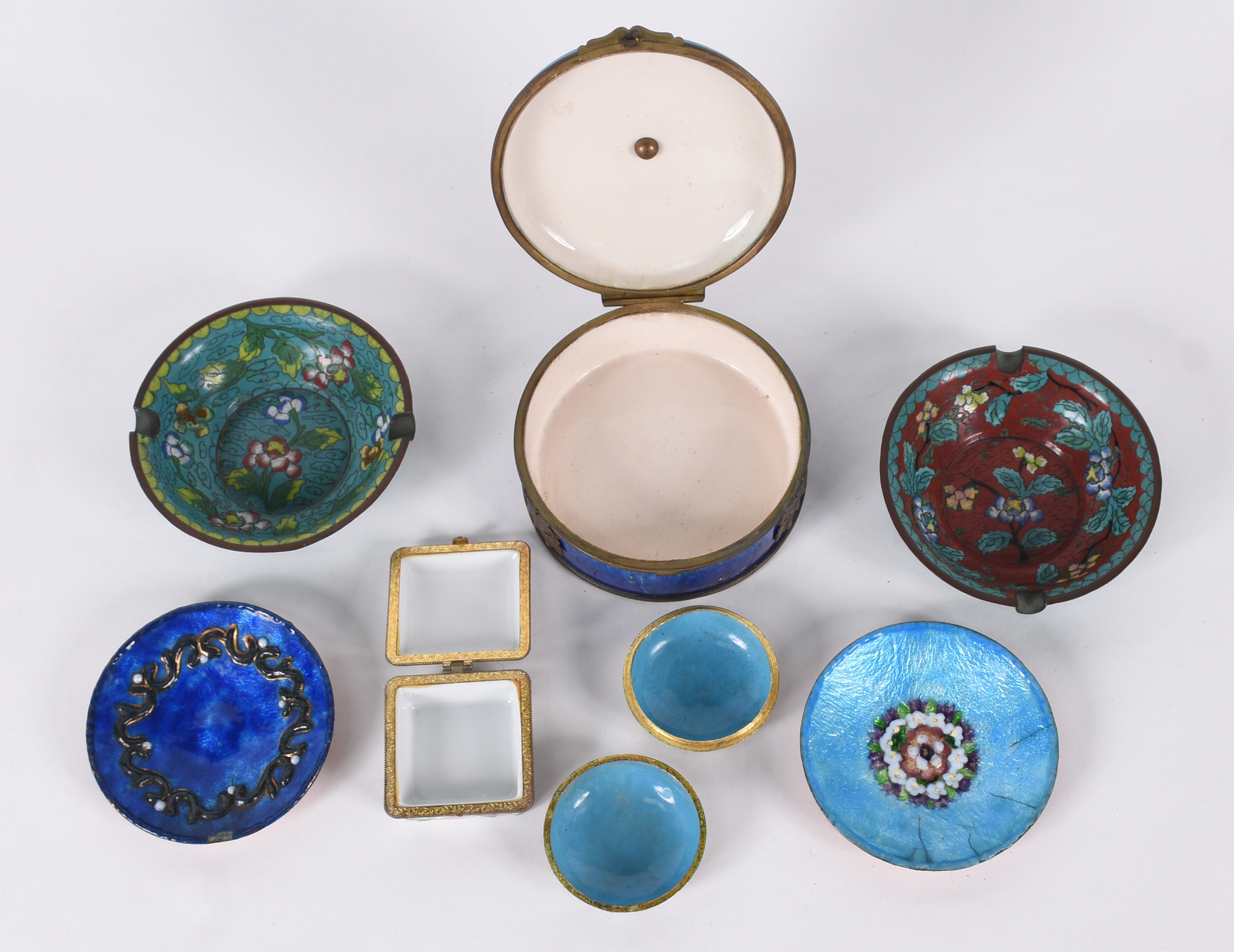 Sete peças diversas, sendo cinco de cloisone , 1 caixa de porcelana e... - foto 4 de 5