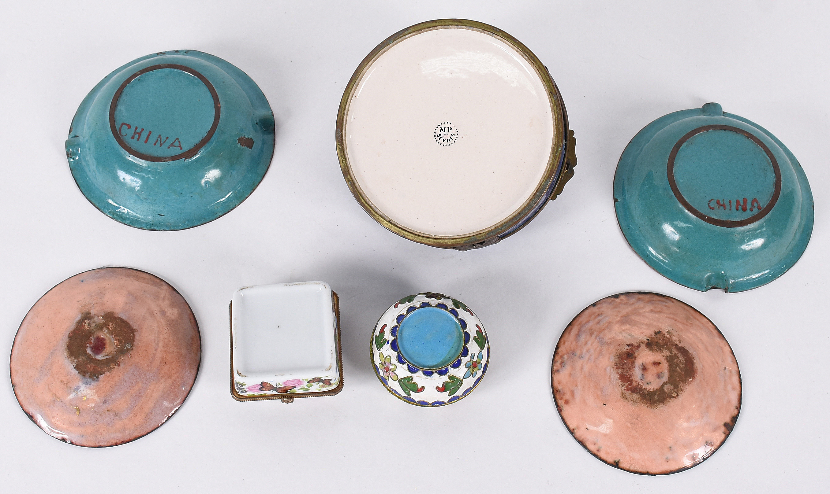 Sete peças diversas, sendo cinco de cloisone , 1 caixa de porcelana e... - foto 5 de 5