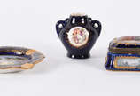 Três pequenas peças de porcelana francesa azul ... - Três pequenas peças de porcelana francesa azul cobalto, sendo uma caixa de Sèvres com cena romântica em policromia na tampa e paisagens nas late...