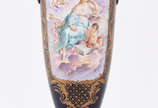 Ânfora de porcelana francesa de Sèvres na cor a... - Ânfora de porcelana francesa de Sèvres na cor azul cobalto, de uma lado guirlanda floral em policromia e do outro figura feminina ladeada por an...