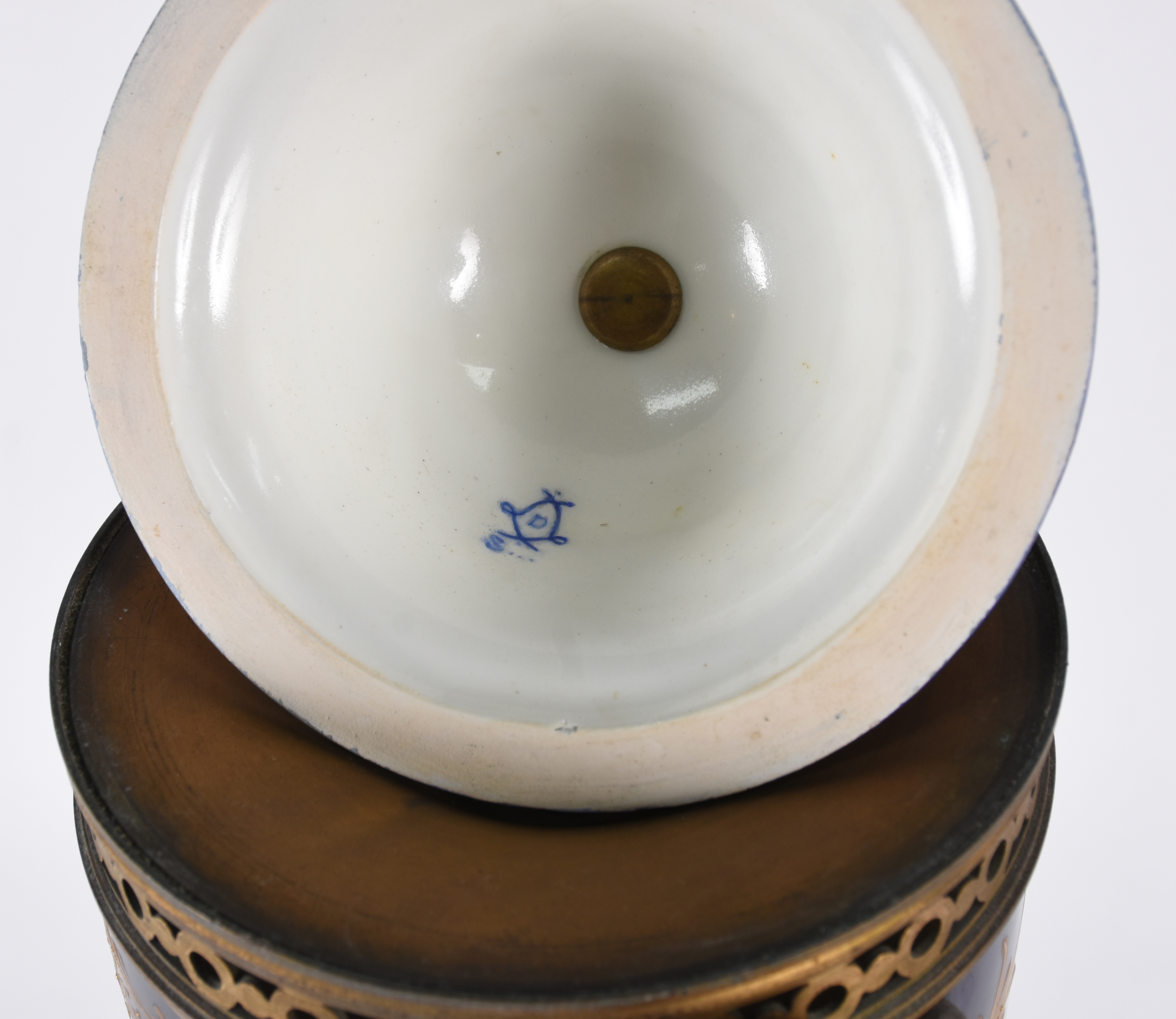 Ânfora de porcelana francesa de Sèvres na cor azul cobalto, de uma... - foto 5 de 8