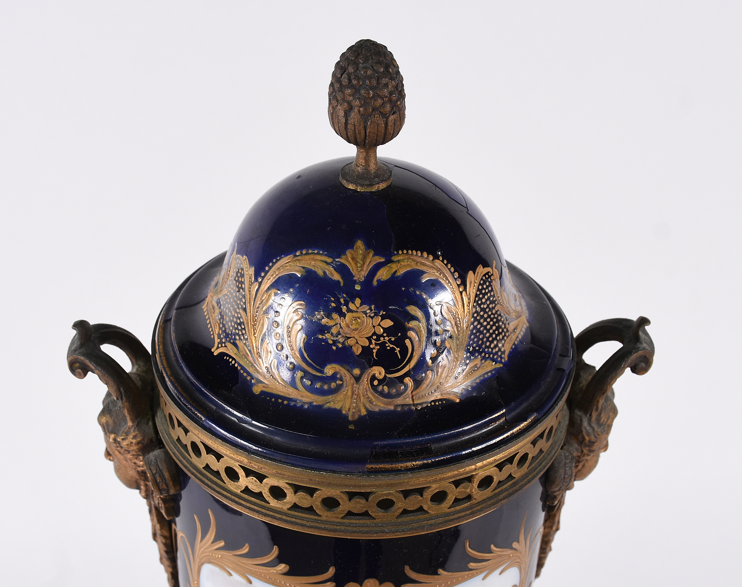 Ânfora de porcelana francesa de Sèvres na cor azul cobalto, de uma... - foto 6 de 8