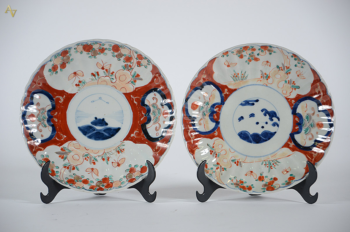 Par de pratos de porcelana japonesa IMARI. Diâmetros 22 cm e 22,5 cm.