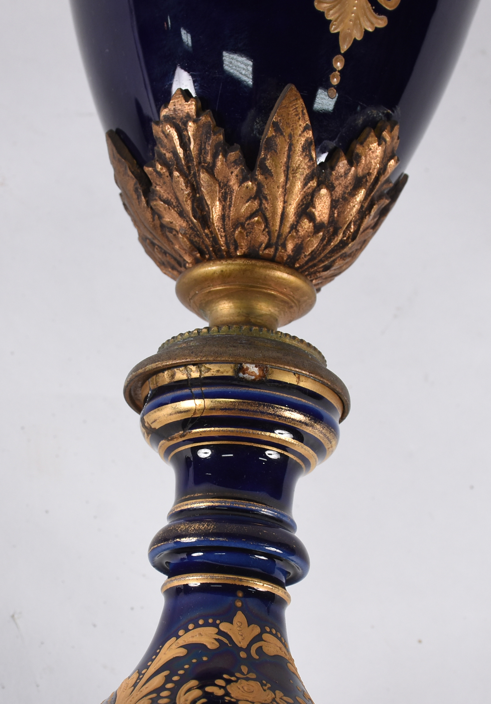 Ânfora de porcelana francesa de Sèvres na cor azul cobalto, de uma... - foto 7 de 8
