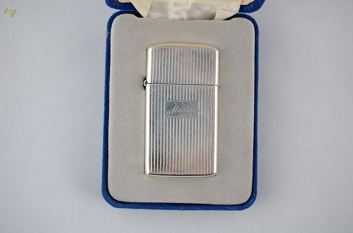 ZIPPO - Isqueiro com caixa de prata e fluido. Apresenta monograma... - foto 1 de 2