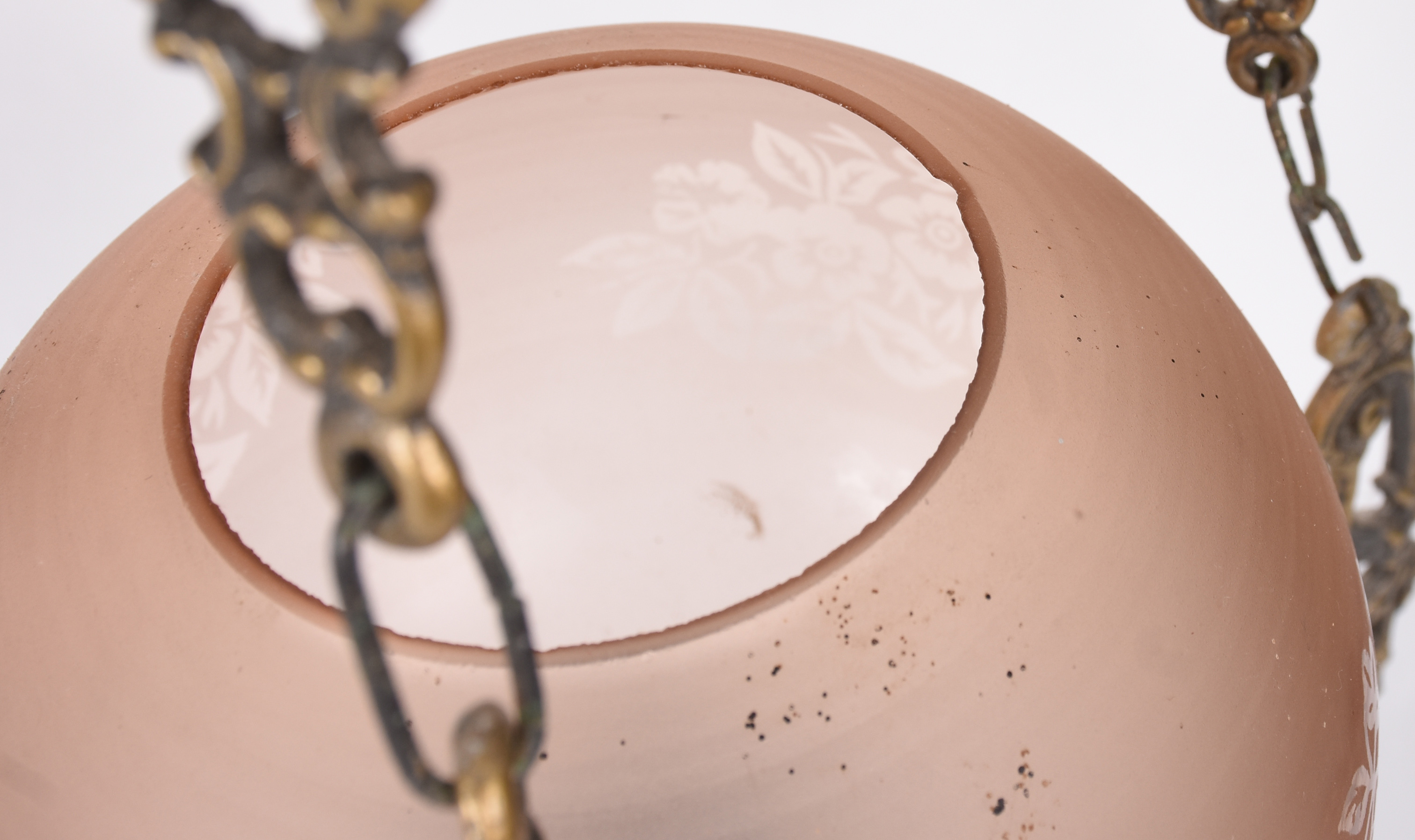 Lustre de cerâmica e manga feitio " bola" de vidro rosado, correntes... - foto 4 de 4