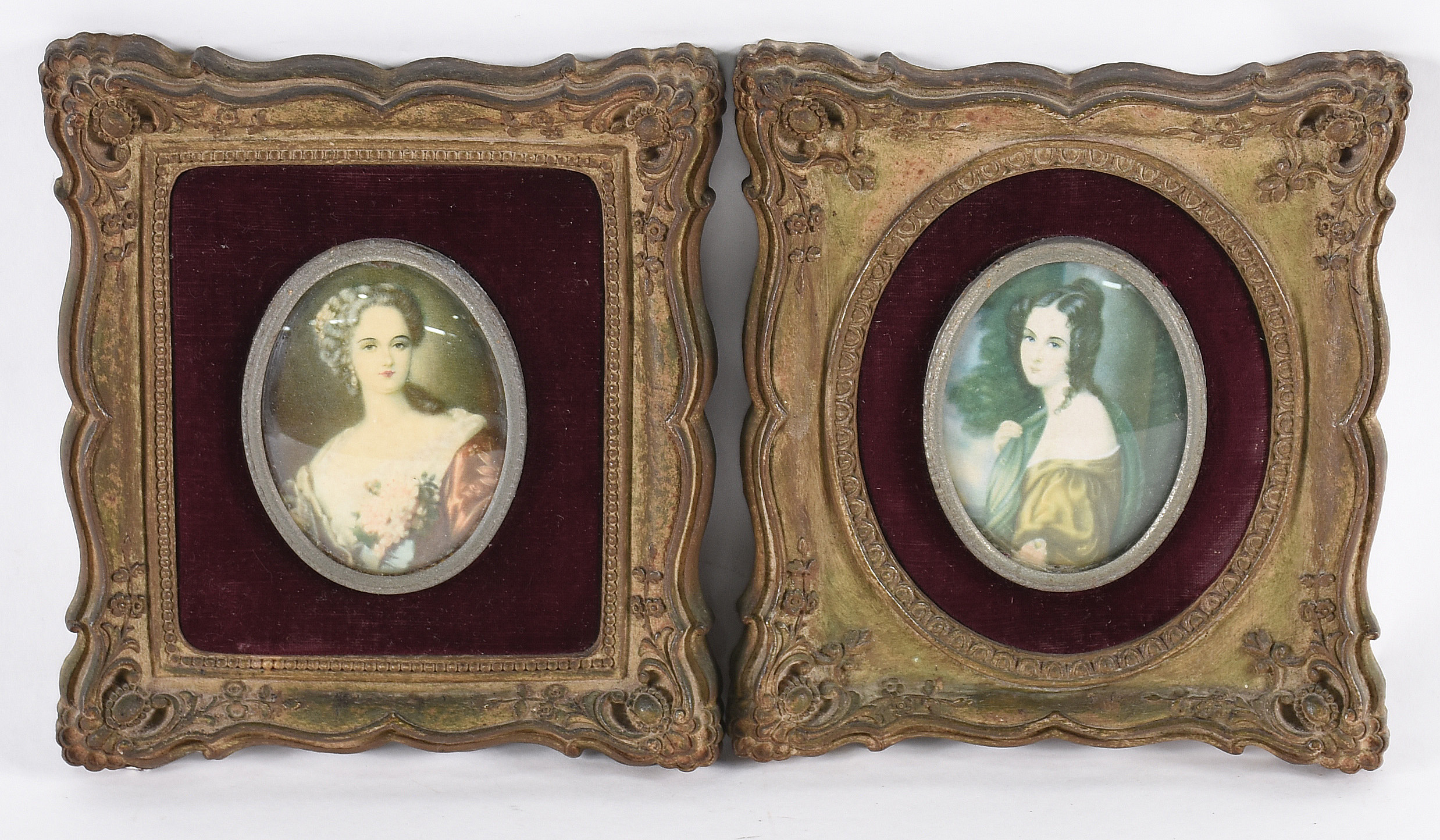 Par de quadrinhos "medalhão" decorativos, com figuras de Lady Dower e... - foto 1 de 6