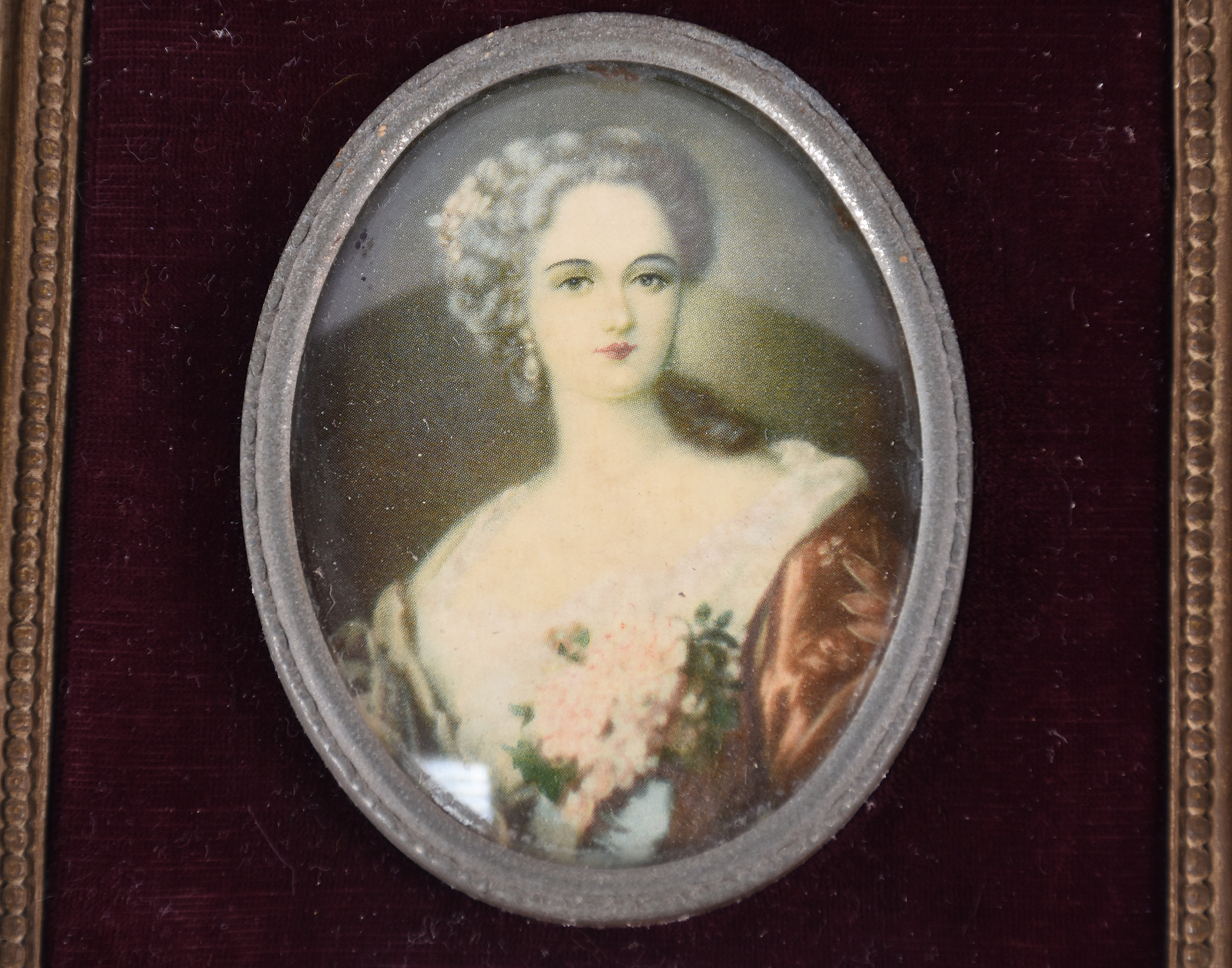 Par de quadrinhos "medalhão" decorativos, com figuras de Lady Dower e... - foto 2 de 6