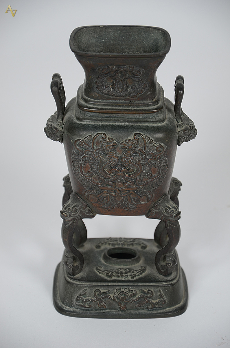 Vaso de bronze chines com trabalhos em relevo. Altura 24,5cm. - foto 1 de 2
