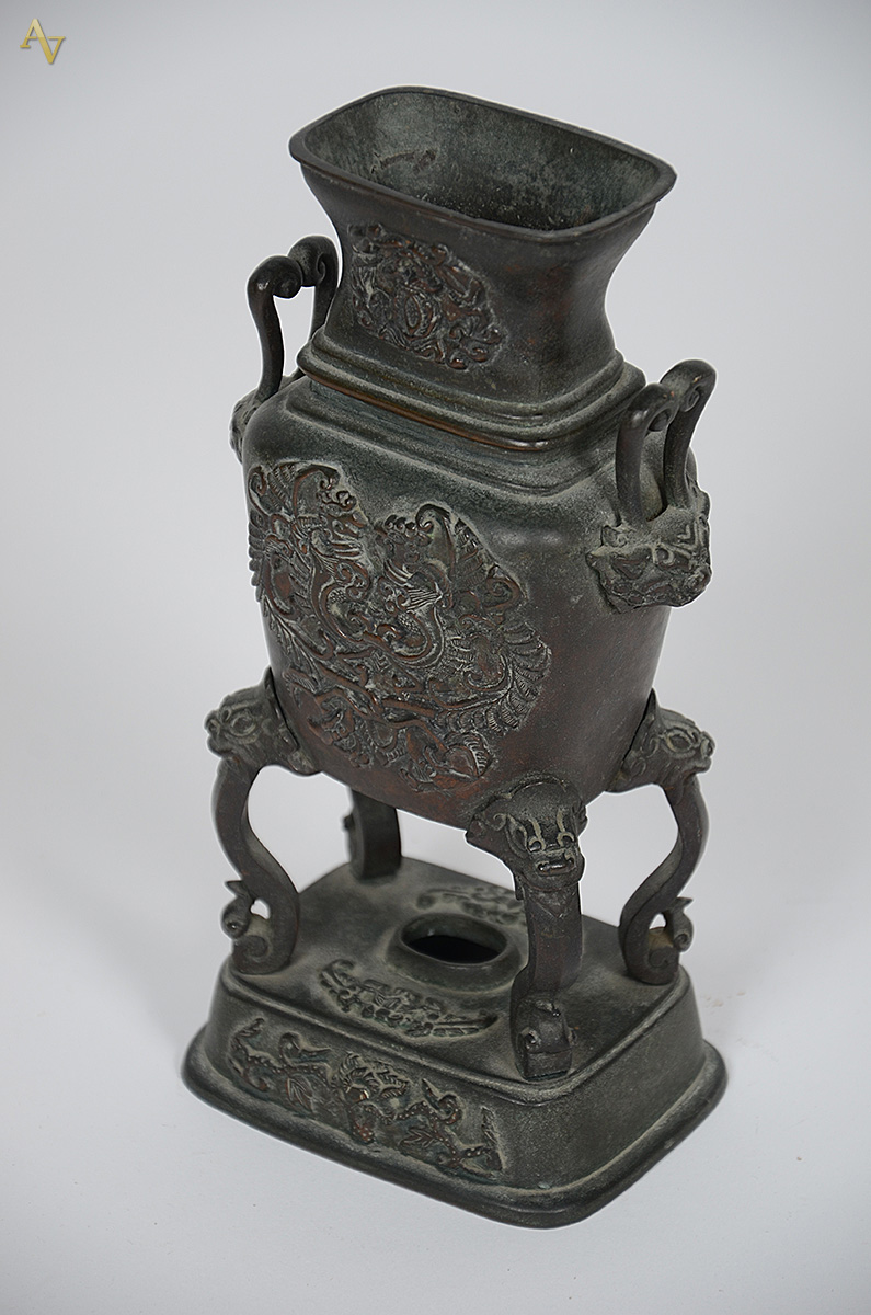 Vaso de bronze chines com trabalhos em relevo. Altura 24,5cm. - foto 2 de 2