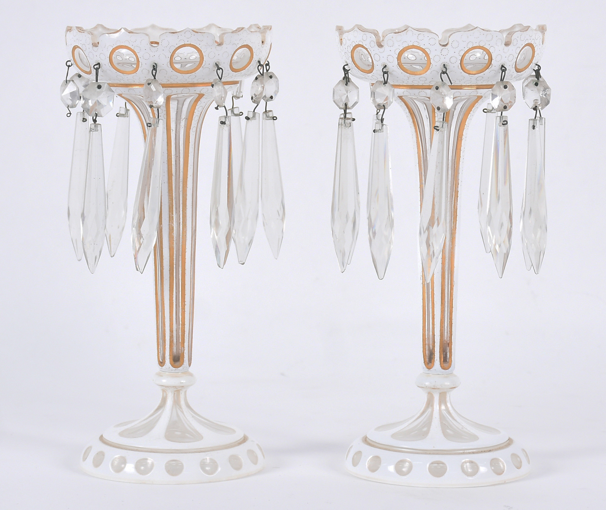 Par de castiçais de cristal overlay branco com frisos dourados, borda... - foto 1 de 2