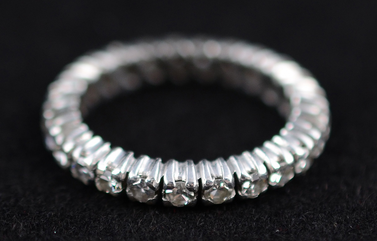 Aliança completa de ouro branco com aproximadamente 1,20 ct de...