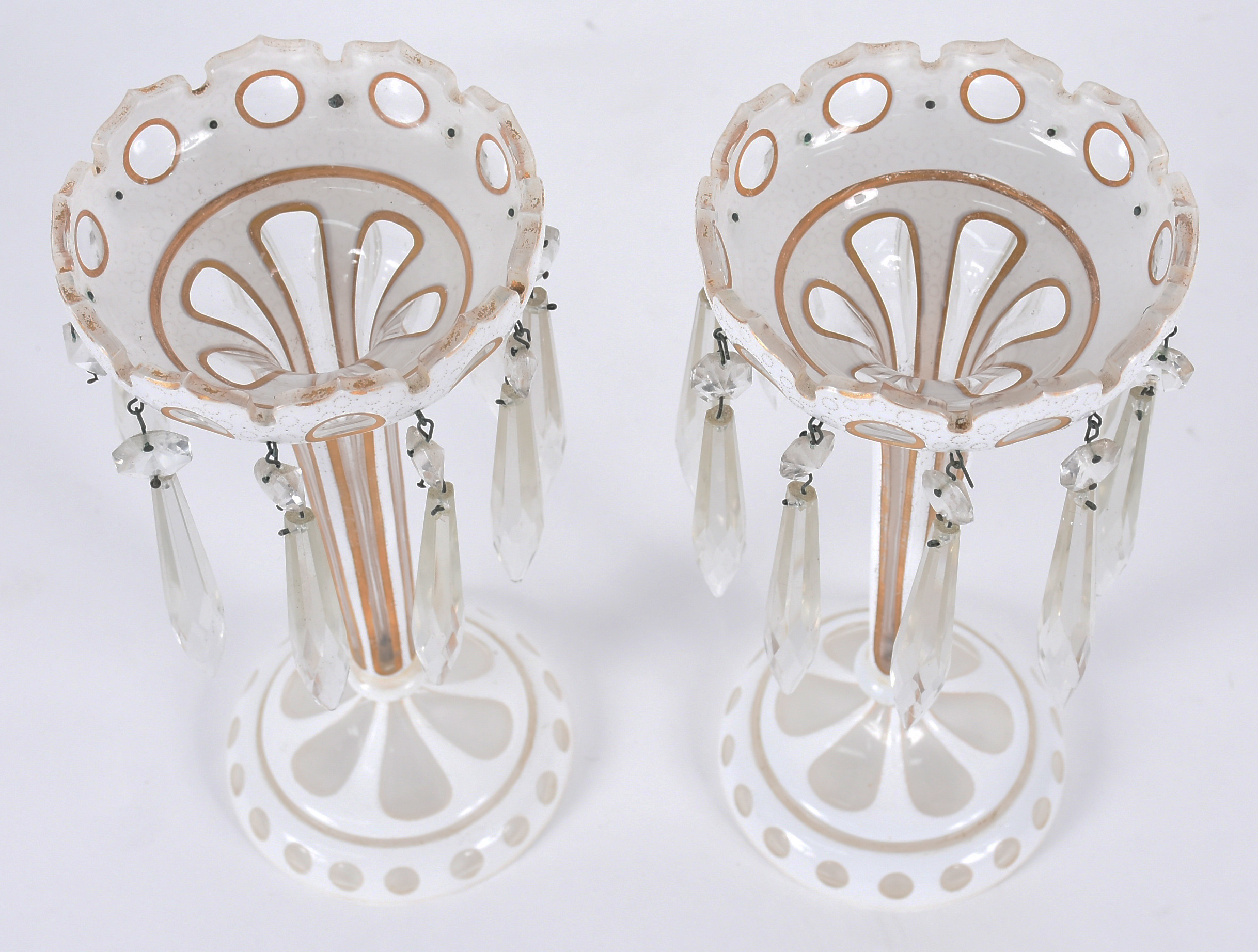 Par de castiçais de cristal overlay branco com frisos dourados, borda... - foto 2 de 2