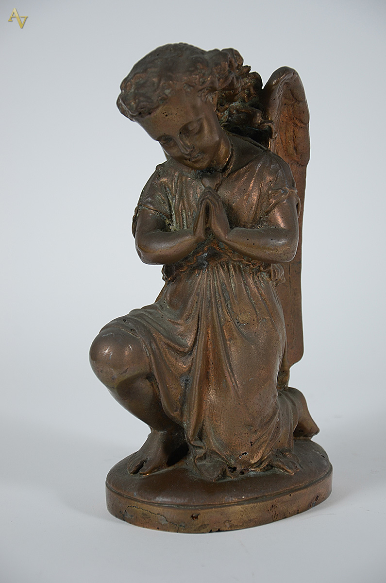 Escultura de bronze representando anjo. Altura 25 cm.