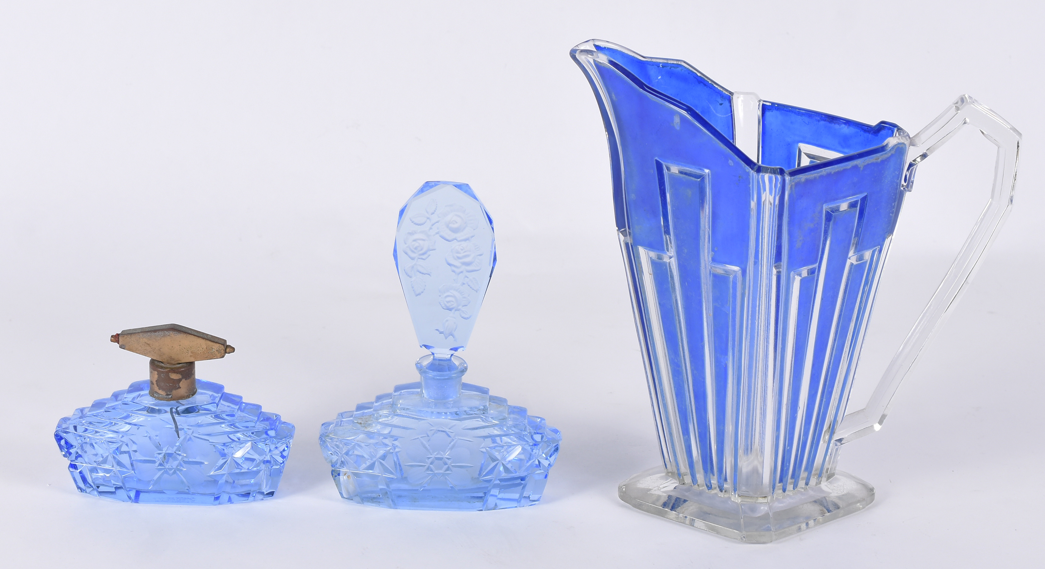 Jarra (bicado na base) e 2 perfumeiros de cristal lapidado azul.Total... - foto 1 de 5