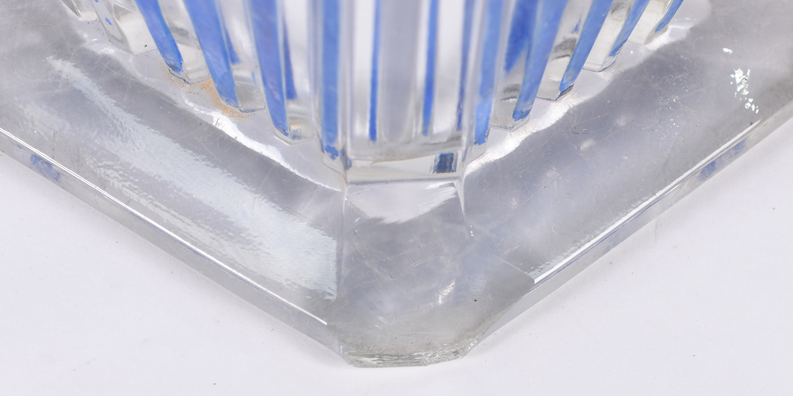 Jarra (bicado na base) e 2 perfumeiros de cristal lapidado azul.Total... - foto 3 de 5