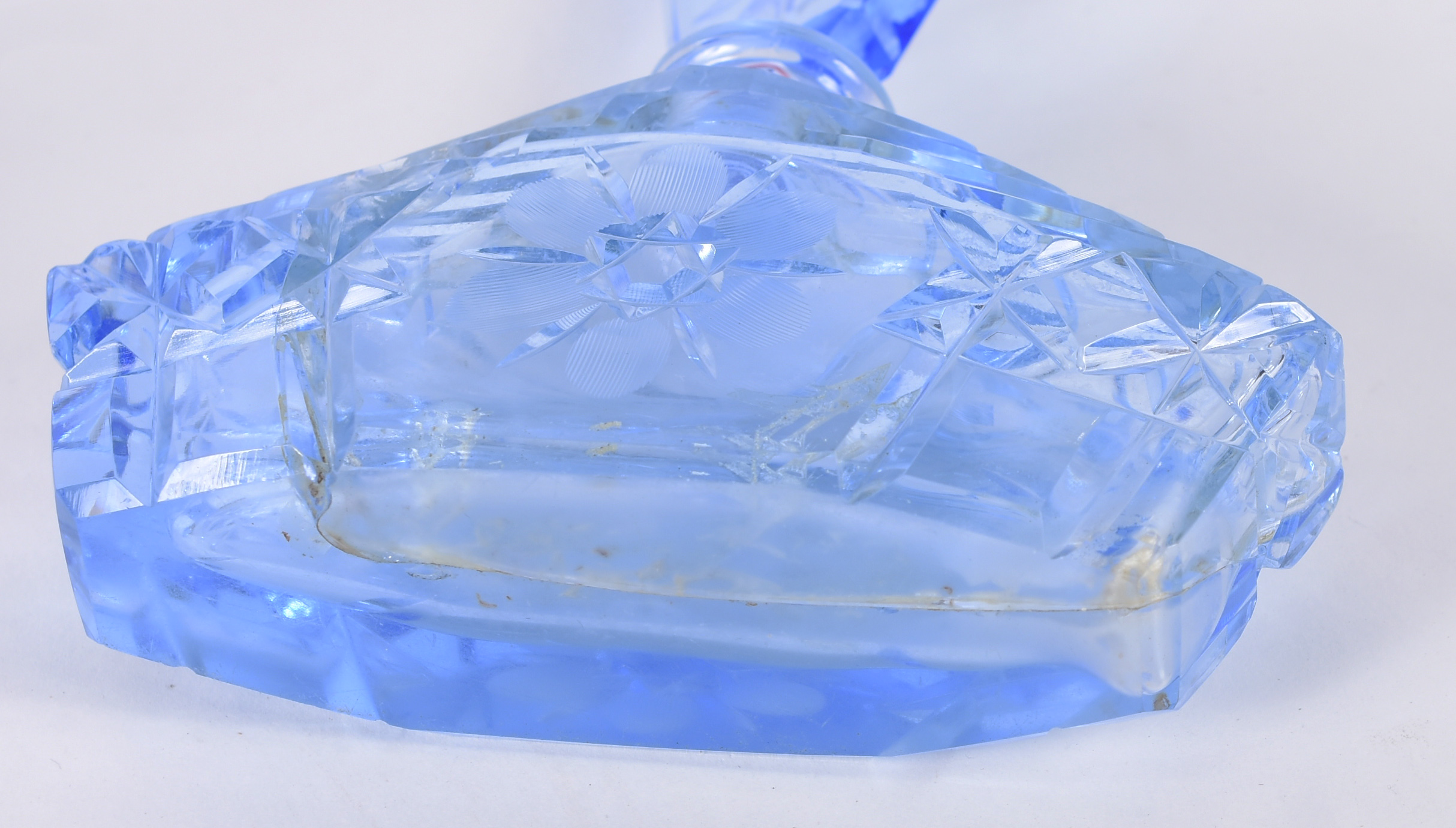 Jarra (bicado na base) e 2 perfumeiros de cristal lapidado azul.Total... - foto 4 de 5