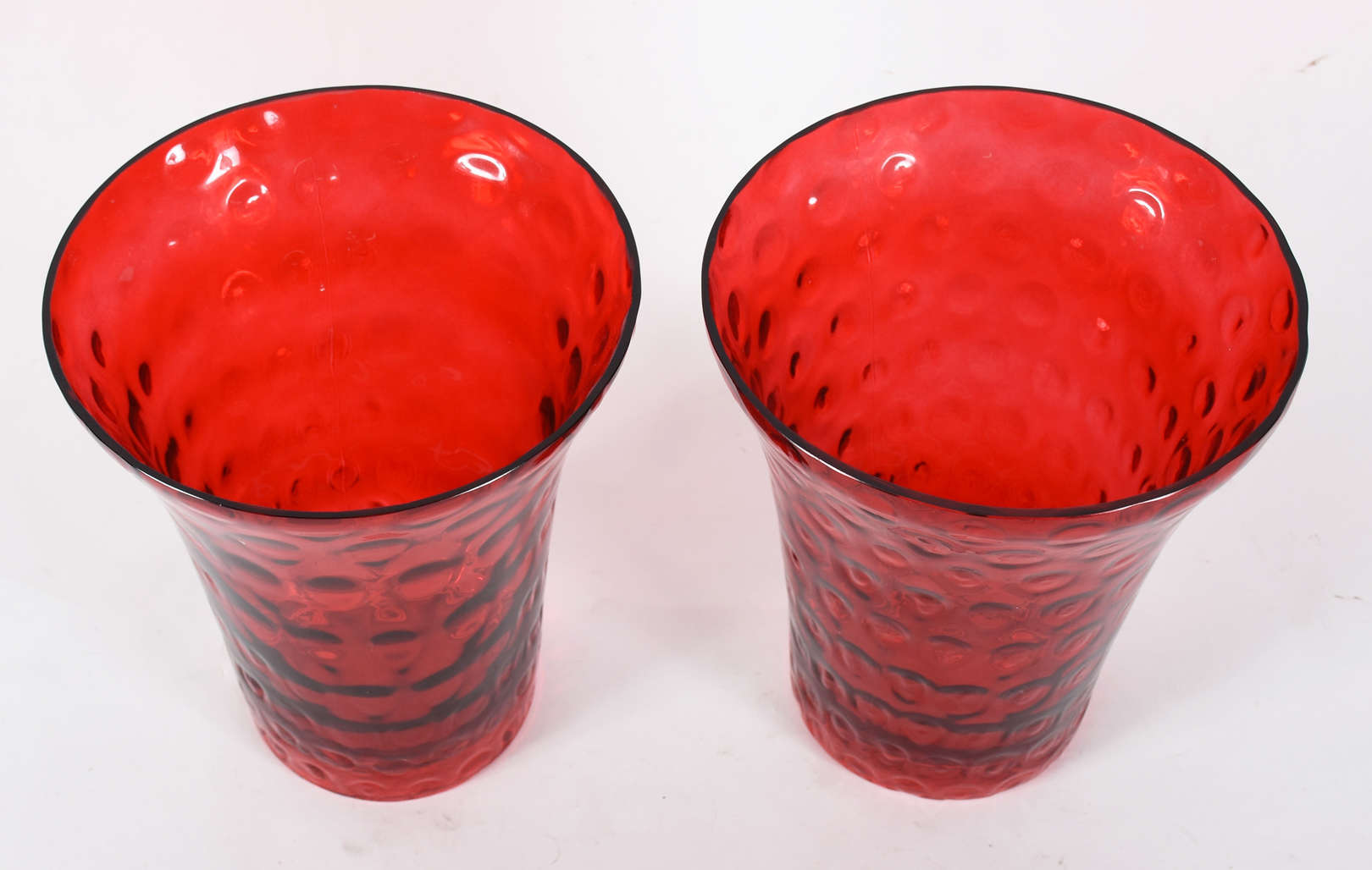 Par de Jarras decorativas de vidro vermelho transparente com "bolhas"... - foto 2 de 3