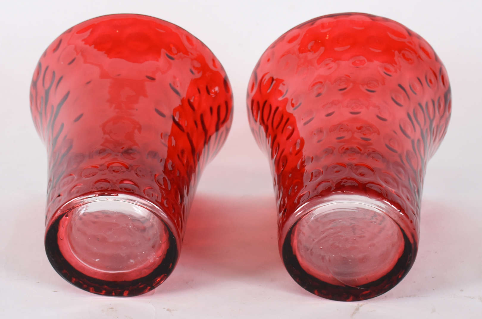 Par de Jarras decorativas de vidro vermelho transparente com "bolhas"... - foto 3 de 3