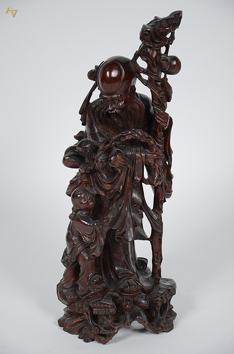 Escultura de madeira representando homem chinês com criança. Altura... - foto 1 de 2