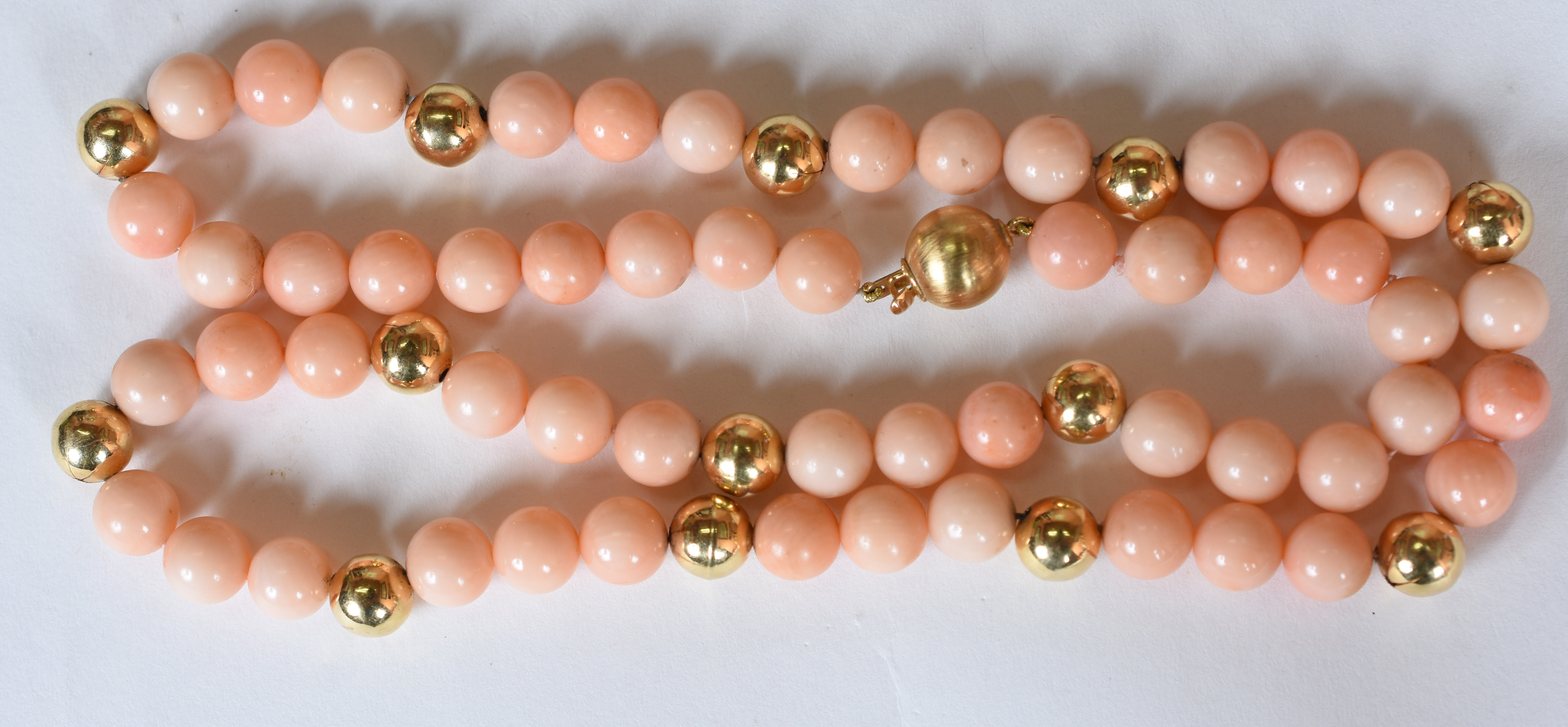Colar de coral peau d’ange com ouro amarelo, fecho de ouro. (Por... - foto 4 de 5