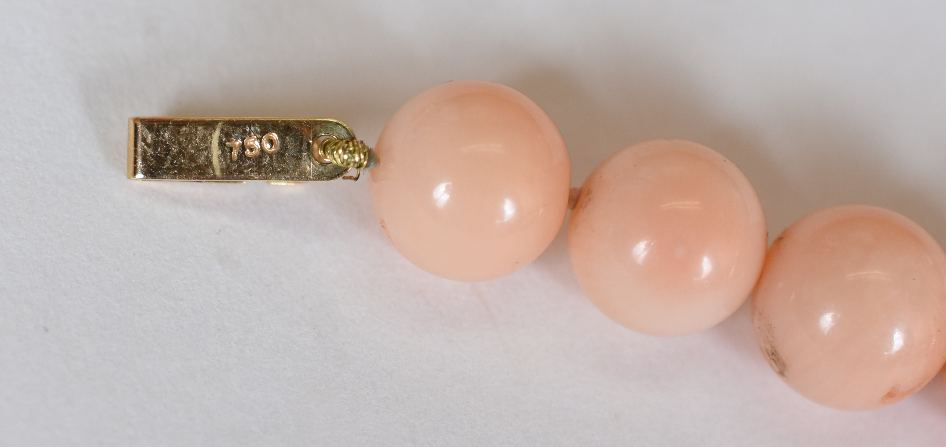 Colar de coral peau d’ange com ouro amarelo, fecho de ouro. (Por... - foto 3 de 5