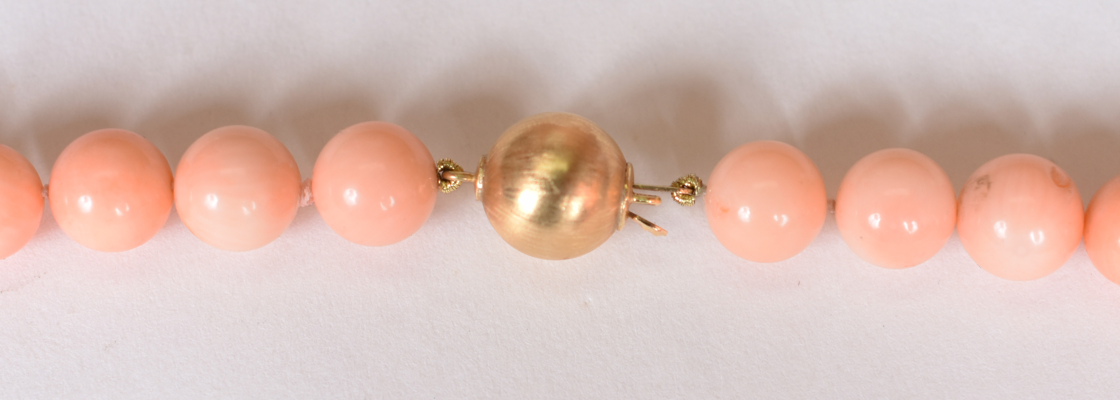 Colar de coral peau d’ange com ouro amarelo, fecho de ouro. (Por... - foto 5 de 5