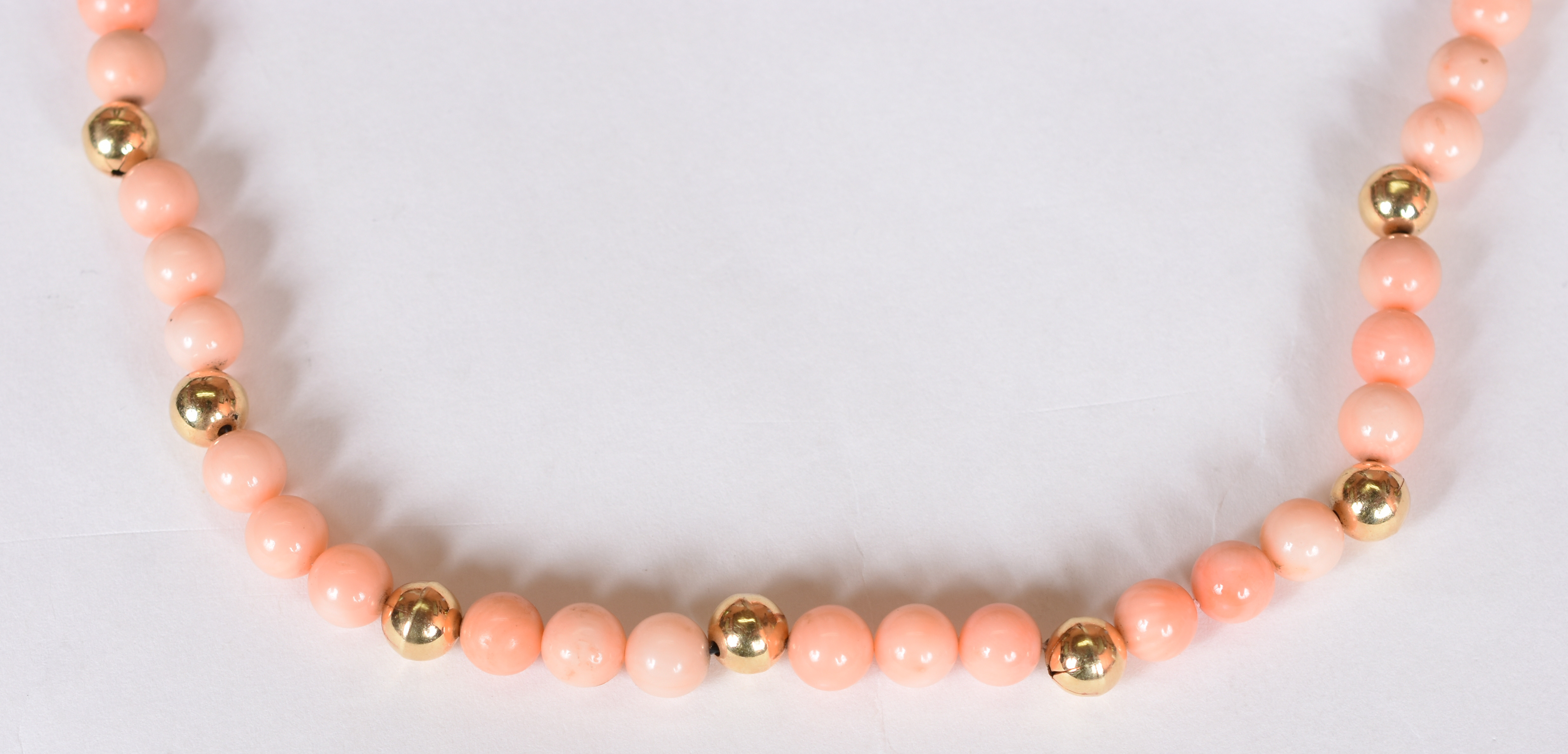 Colar de coral peau d’ange com ouro amarelo, fecho de ouro. (Por... - foto 2 de 5