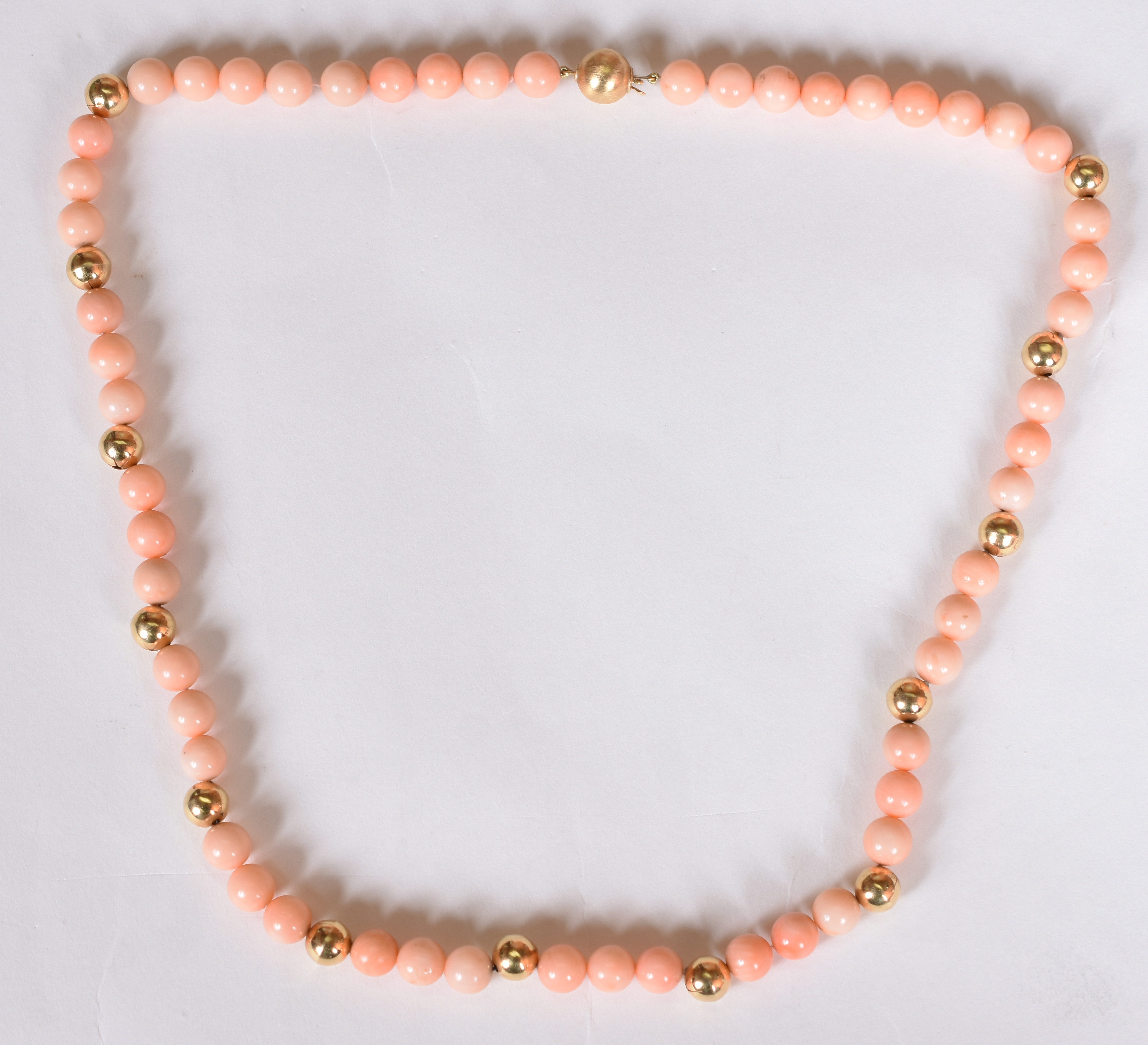 Colar de coral peau d’ange com ouro amarelo, fecho de ouro. (Por... - foto 1 de 5