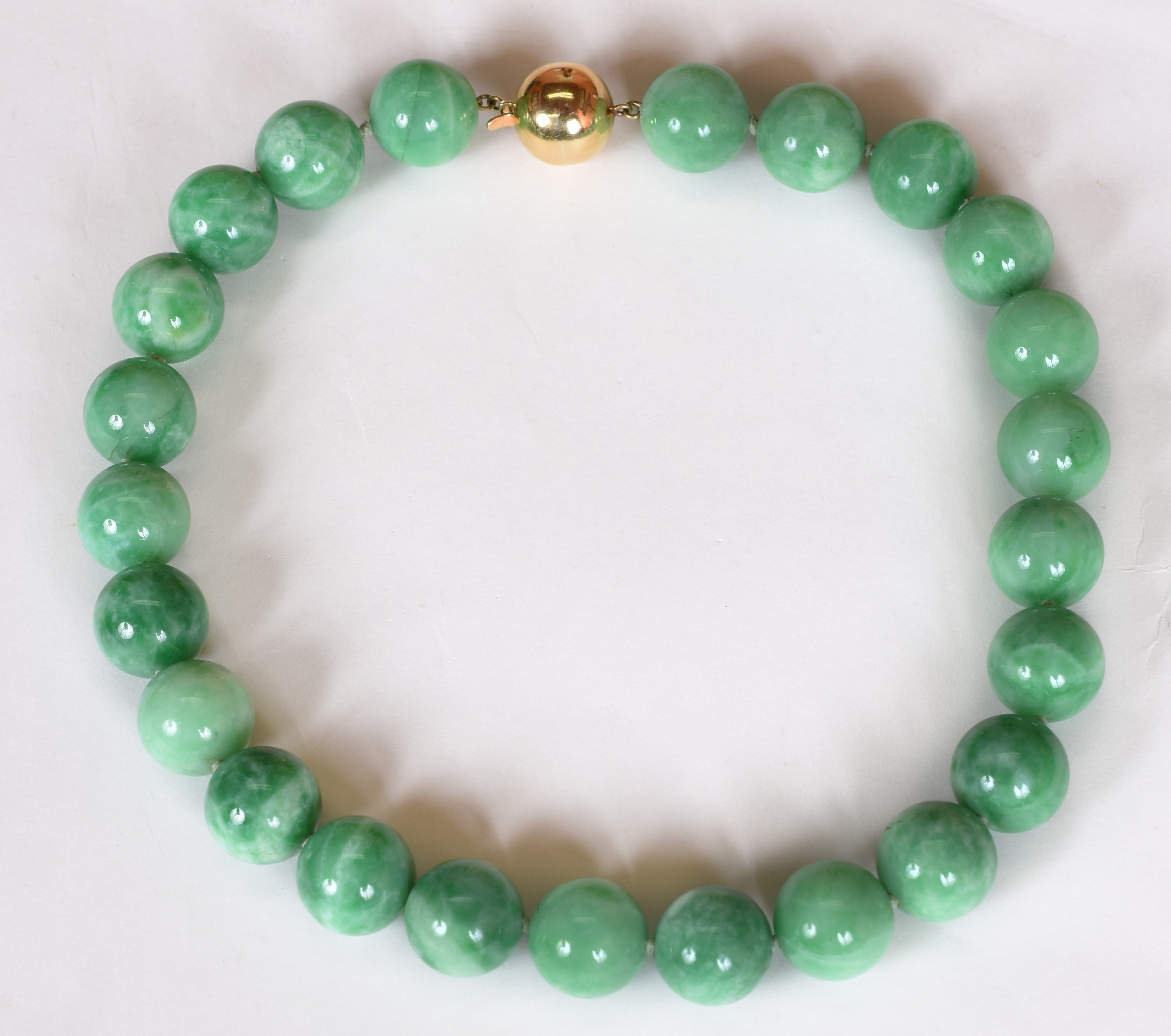 Colar calcedônia verde com fecho de ouro 18 k. (Por questão de... - foto 1 de 4