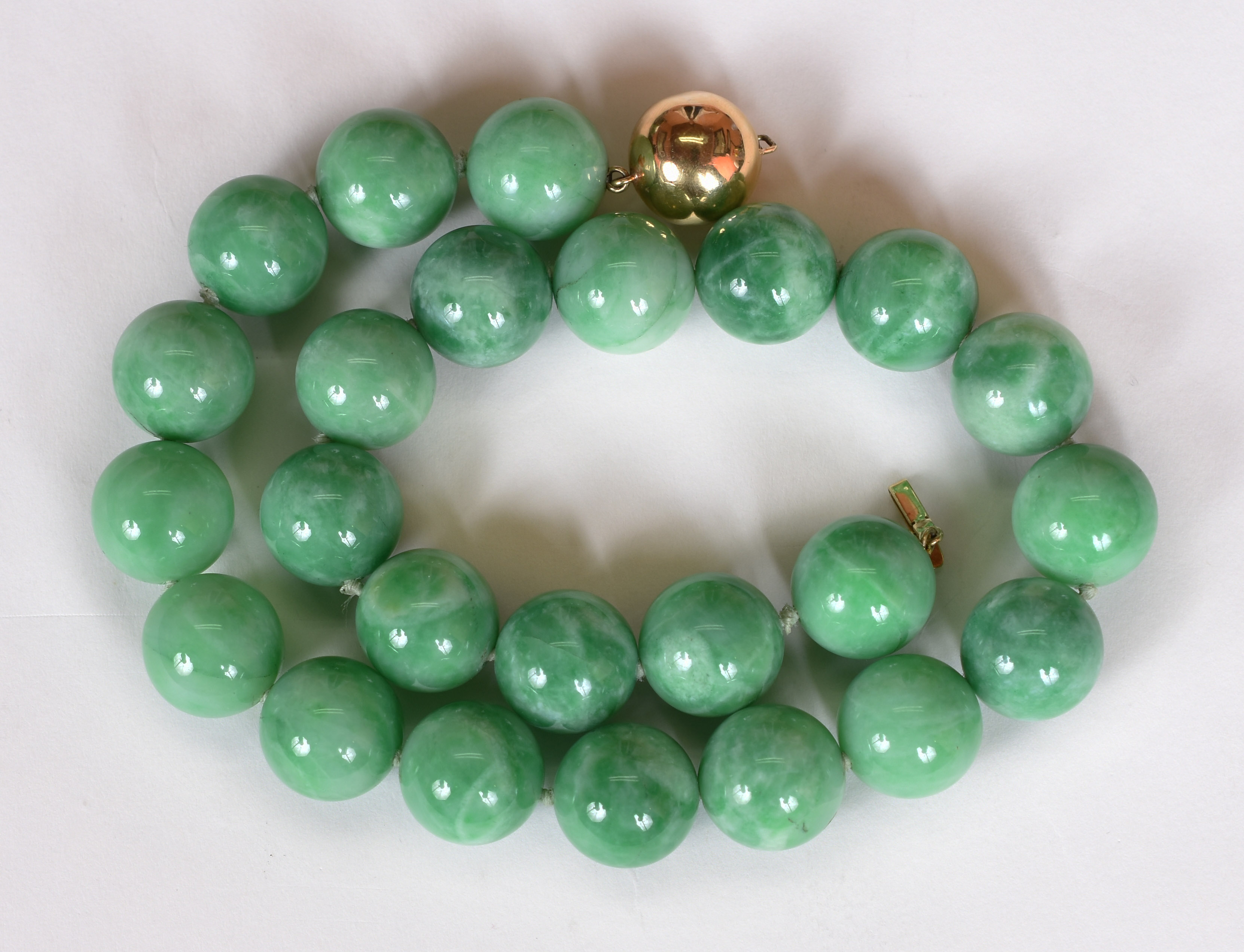 Colar calcedônia verde com fecho de ouro 18 k. (Por questão de... - foto 4 de 4
