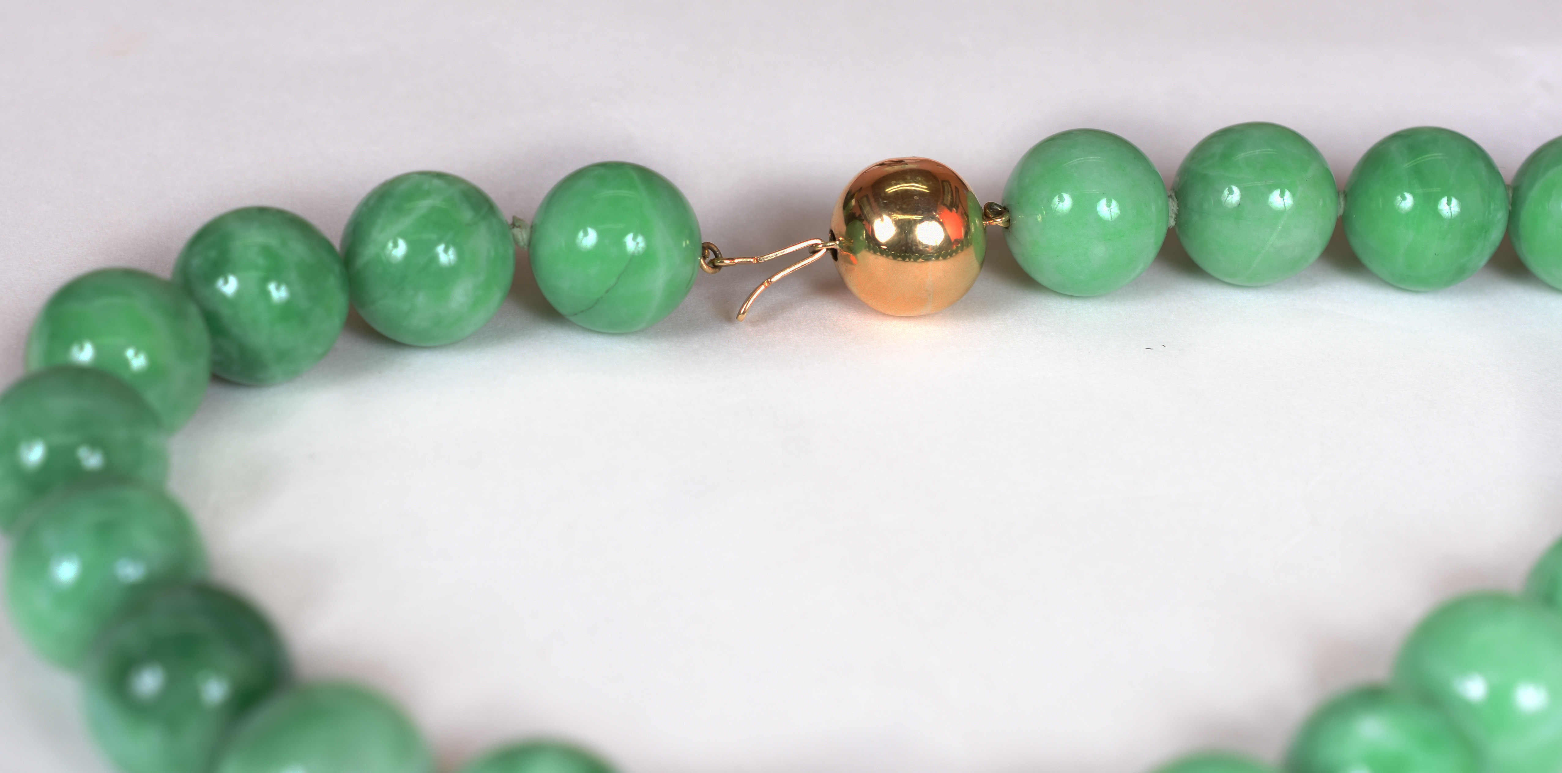 Colar calcedônia verde com fecho de ouro 18 k. (Por questão de... - foto 3 de 4