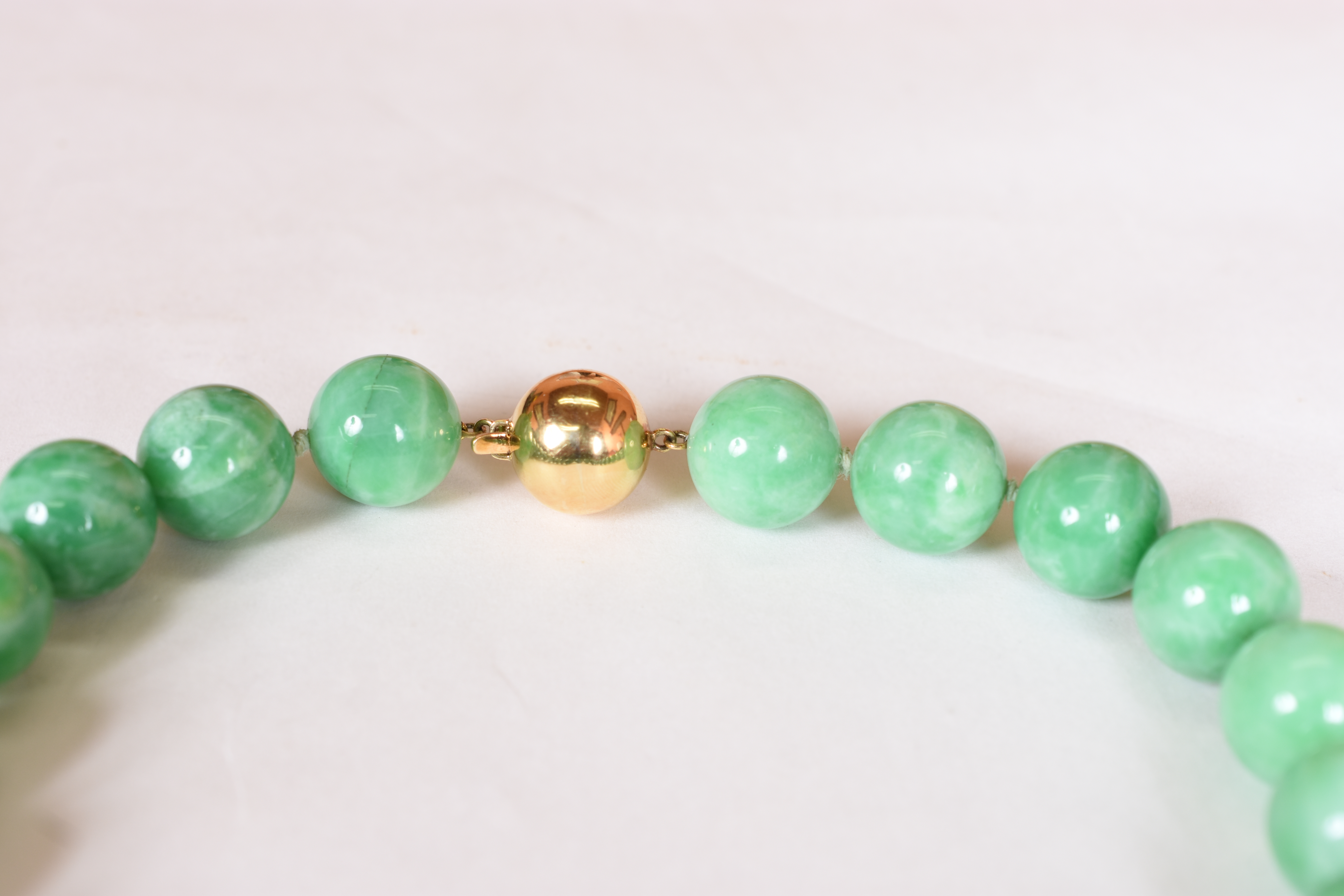 Colar calcedônia verde com fecho de ouro 18 k. (Por questão de... - foto 2 de 4