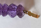 Colar de contas de ametistas, com fecho de ouro... - Colar de contas de ametistas, com fecho de ouro 18 k .(Por questão de segurança a peça não se encontra na loja)