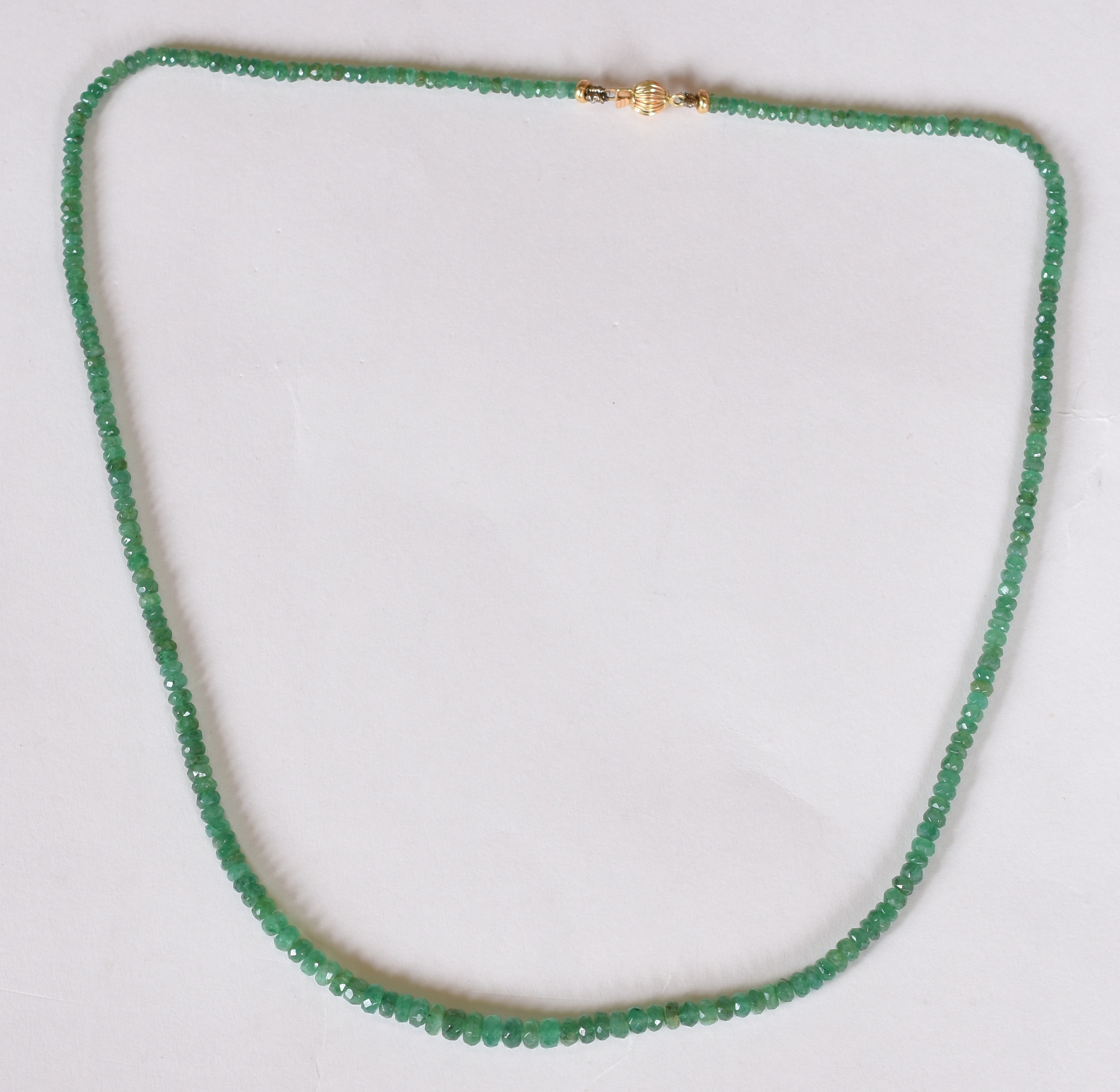 Colar mini contas de esmeraldas com fecho de ouro 18 k .(Por questão... - foto 1 de 6