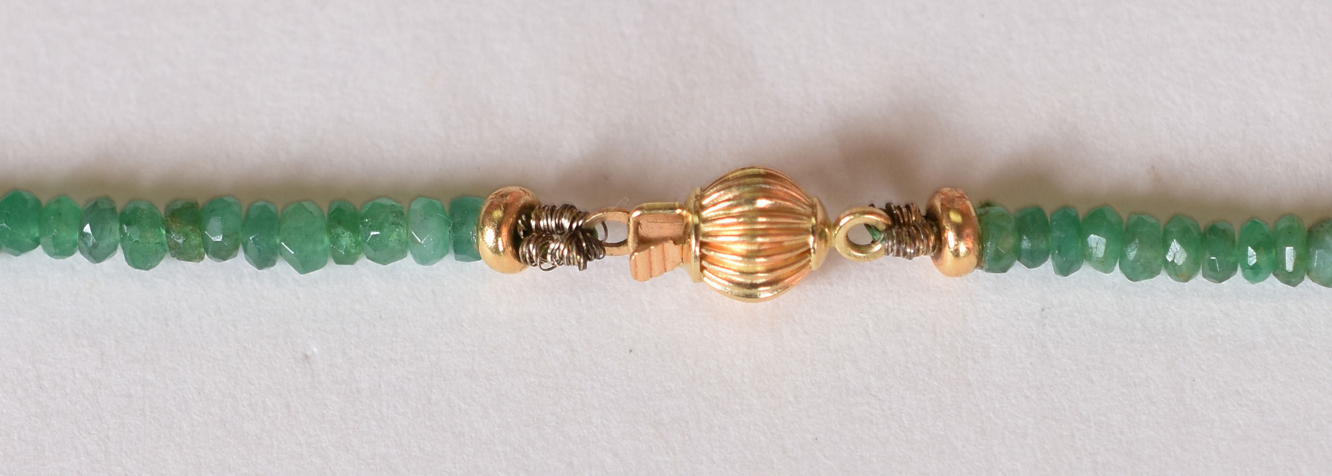 Colar mini contas de esmeraldas com fecho de ouro 18 k .(Por questão... - foto 2 de 6