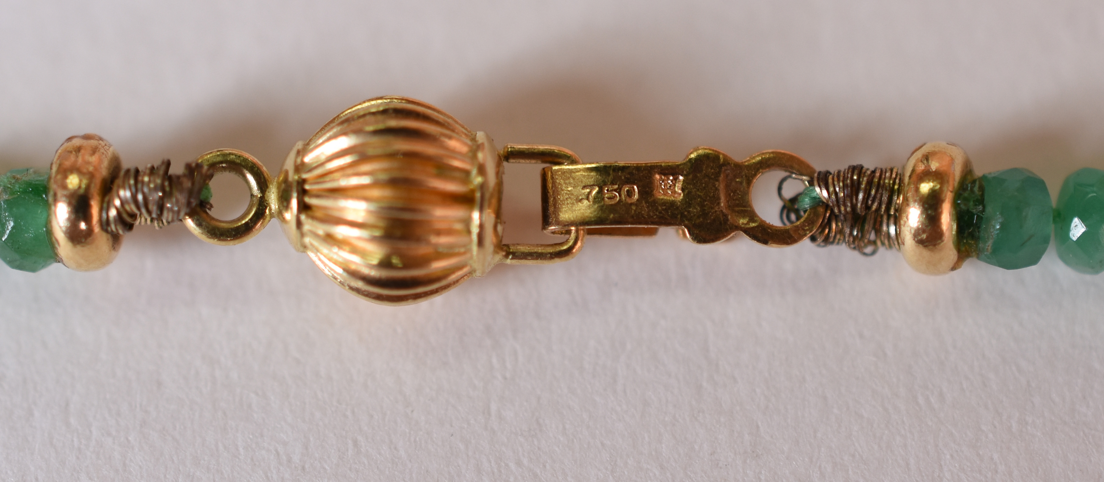 Colar mini contas de esmeraldas com fecho de ouro 18 k .(Por questão... - foto 5 de 6