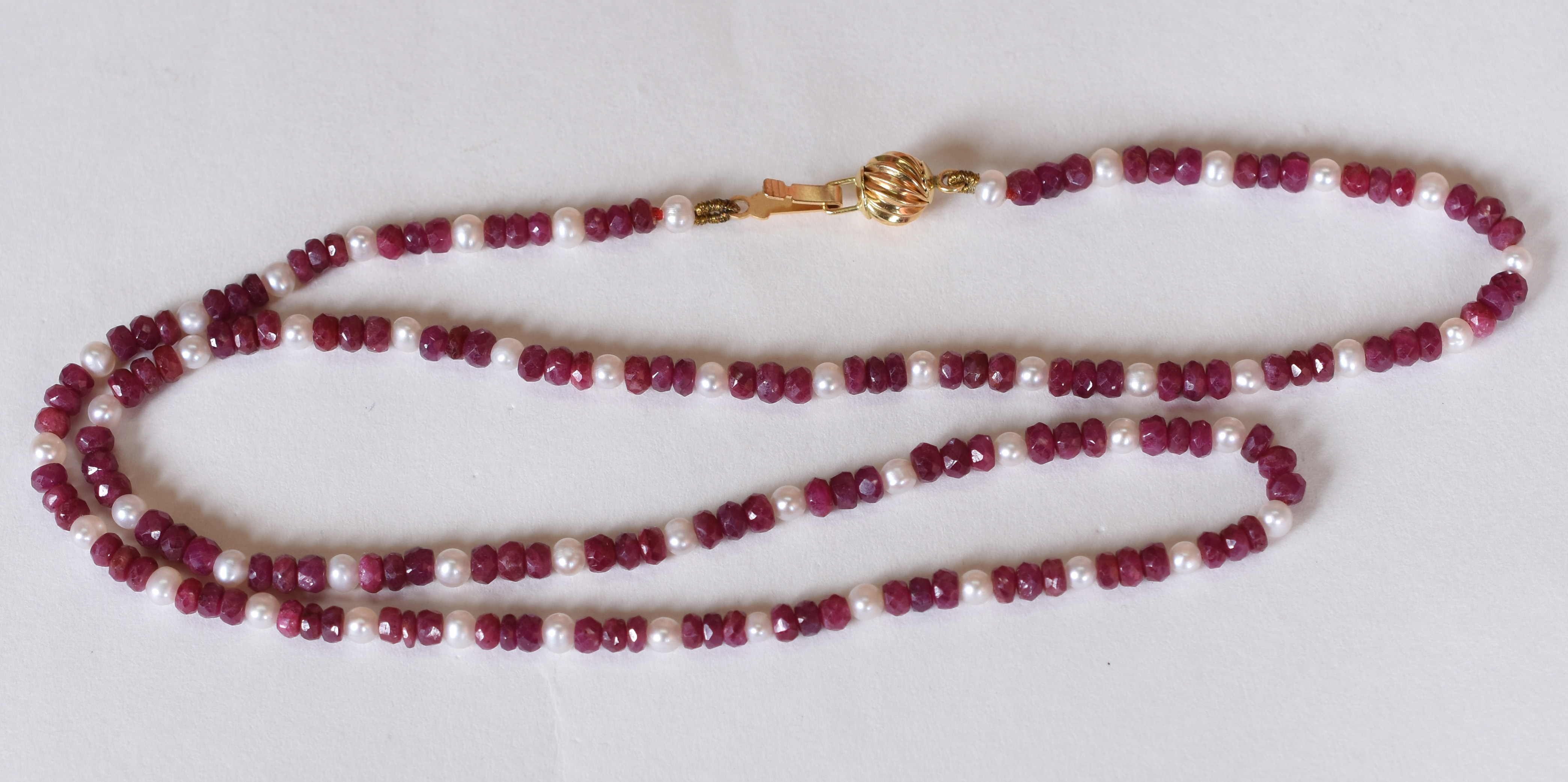Colar de mini pérolas e rubis com fecho de ouro 18 k .(Por questão de... - foto 3 de 5