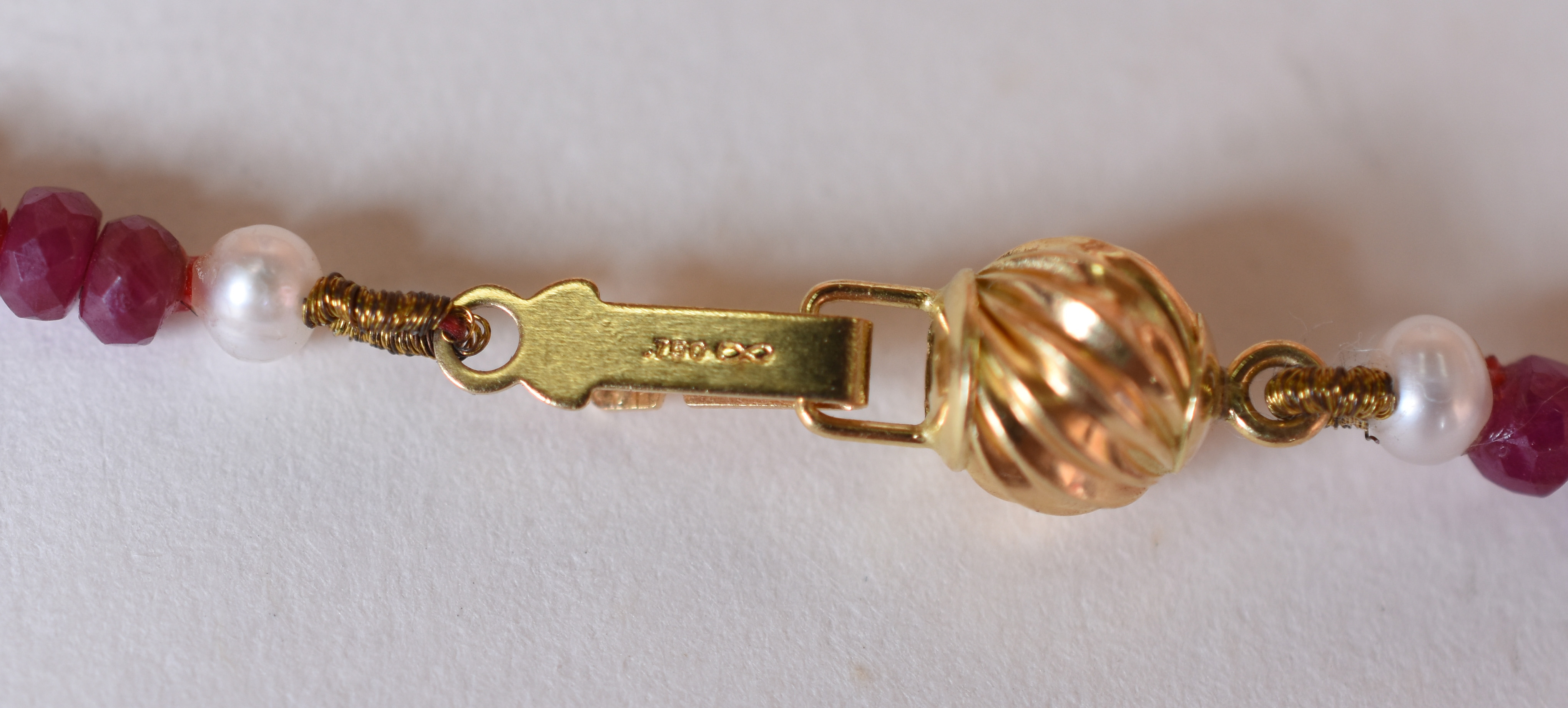 Colar de mini pérolas e rubis com fecho de ouro 18 k .(Por questão de... - foto 4 de 5