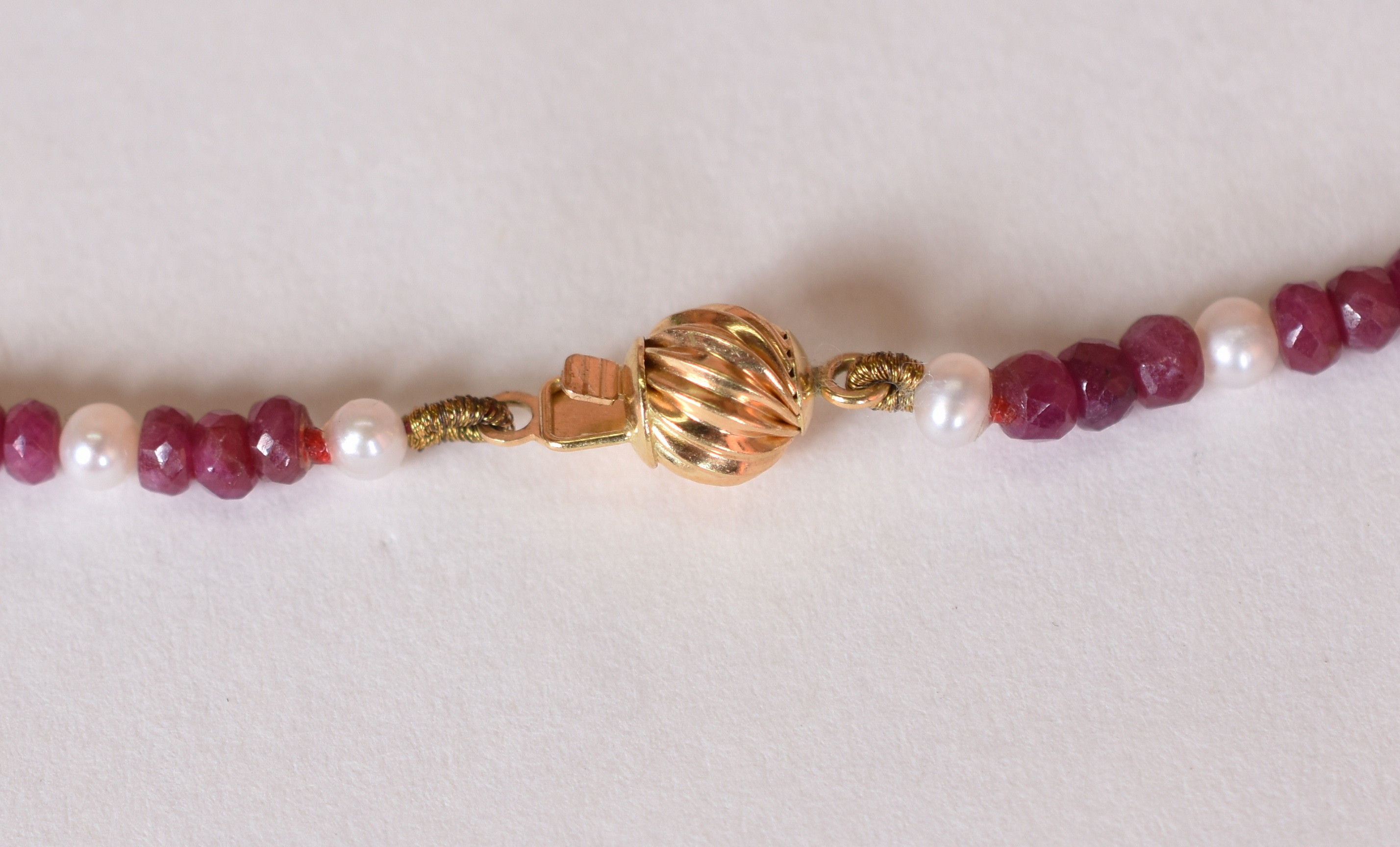 Colar de mini pérolas e rubis com fecho de ouro 18 k .(Por questão de... - foto 5 de 5