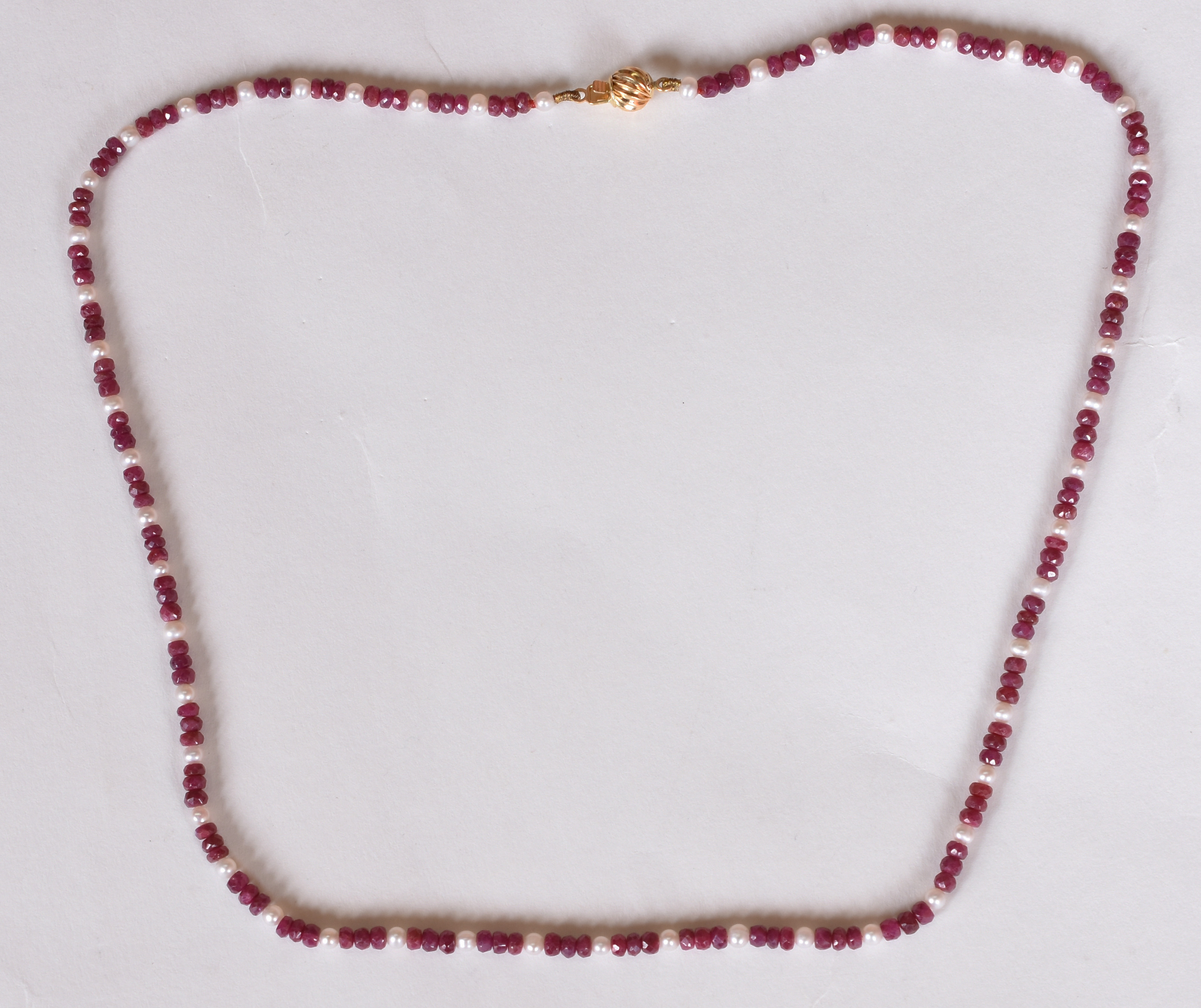Colar de mini pérolas e rubis com fecho de ouro 18 k .(Por questão de... - foto 1 de 5