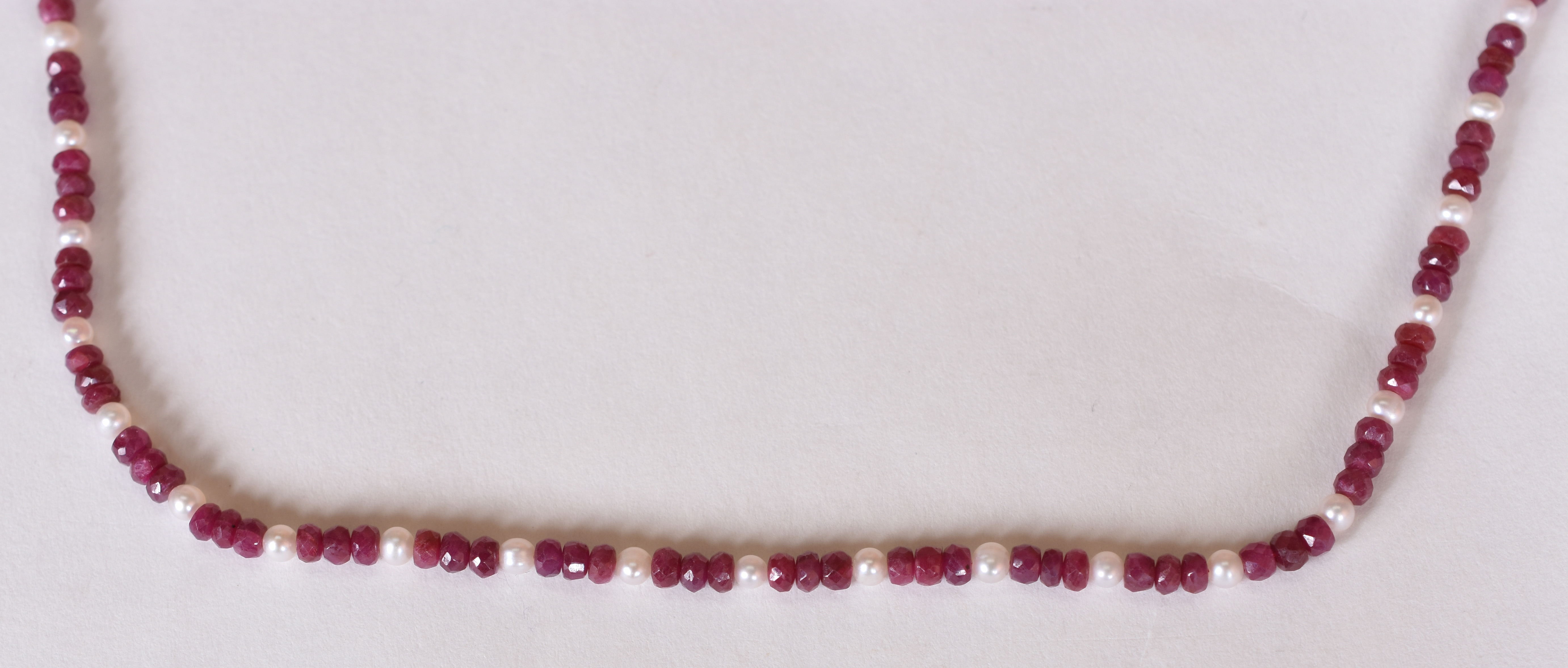 Colar de mini pérolas e rubis com fecho de ouro 18 k .(Por questão de... - foto 2 de 5