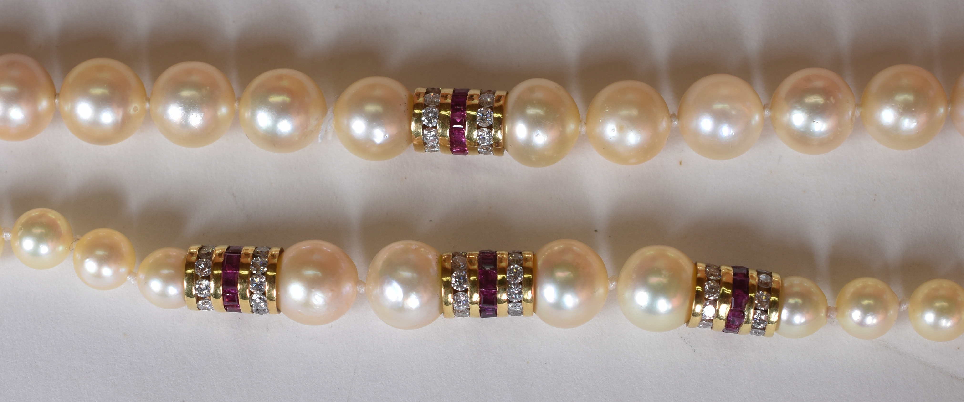 Colar com pulseira pendente , de pérolas com detalhes em rubi e... - foto 5 de 5