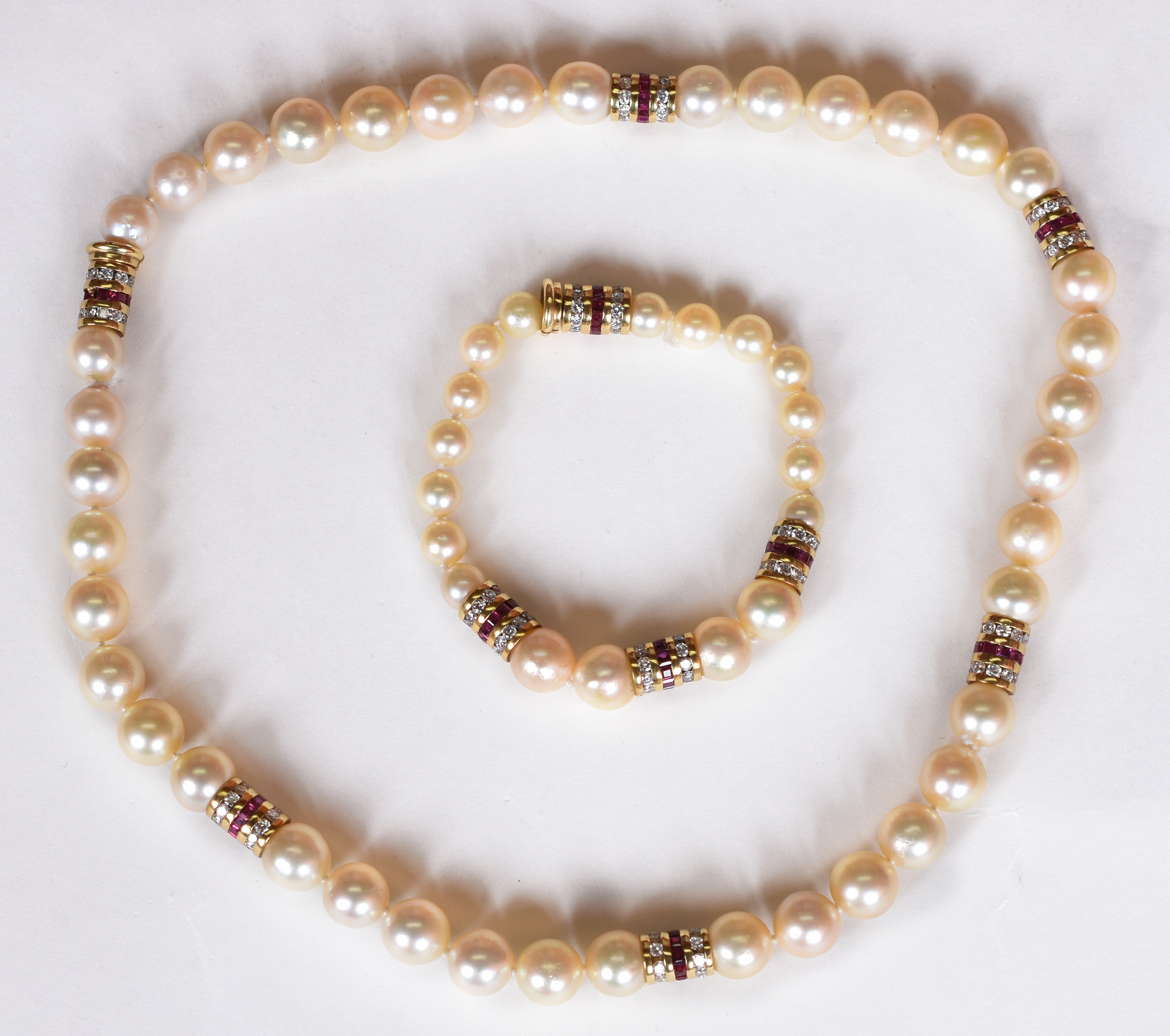 Colar com pulseira pendente , de pérolas com detalhes em rubi e... - foto 1 de 5