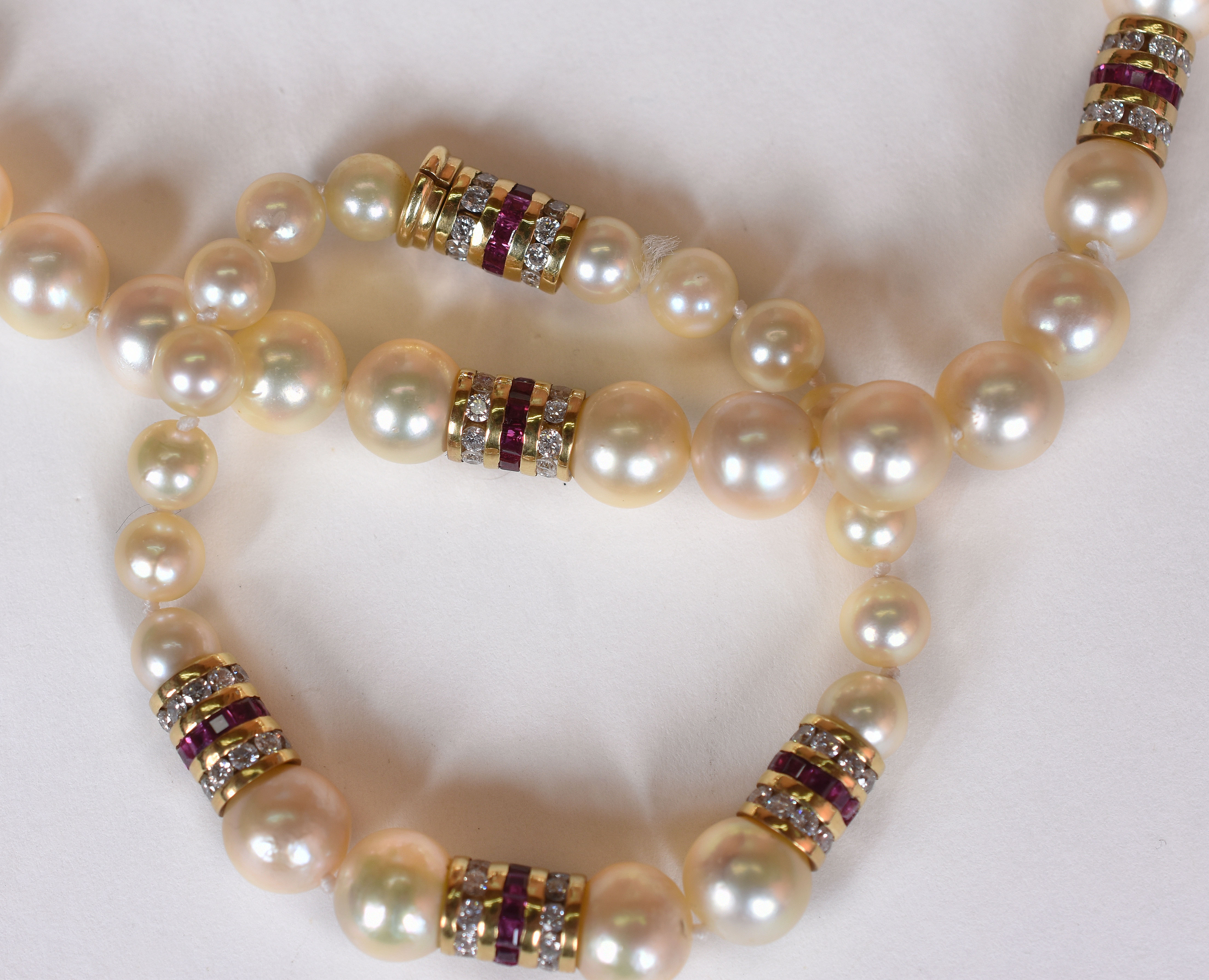 Colar com pulseira pendente , de pérolas com detalhes em rubi e... - foto 3 de 5