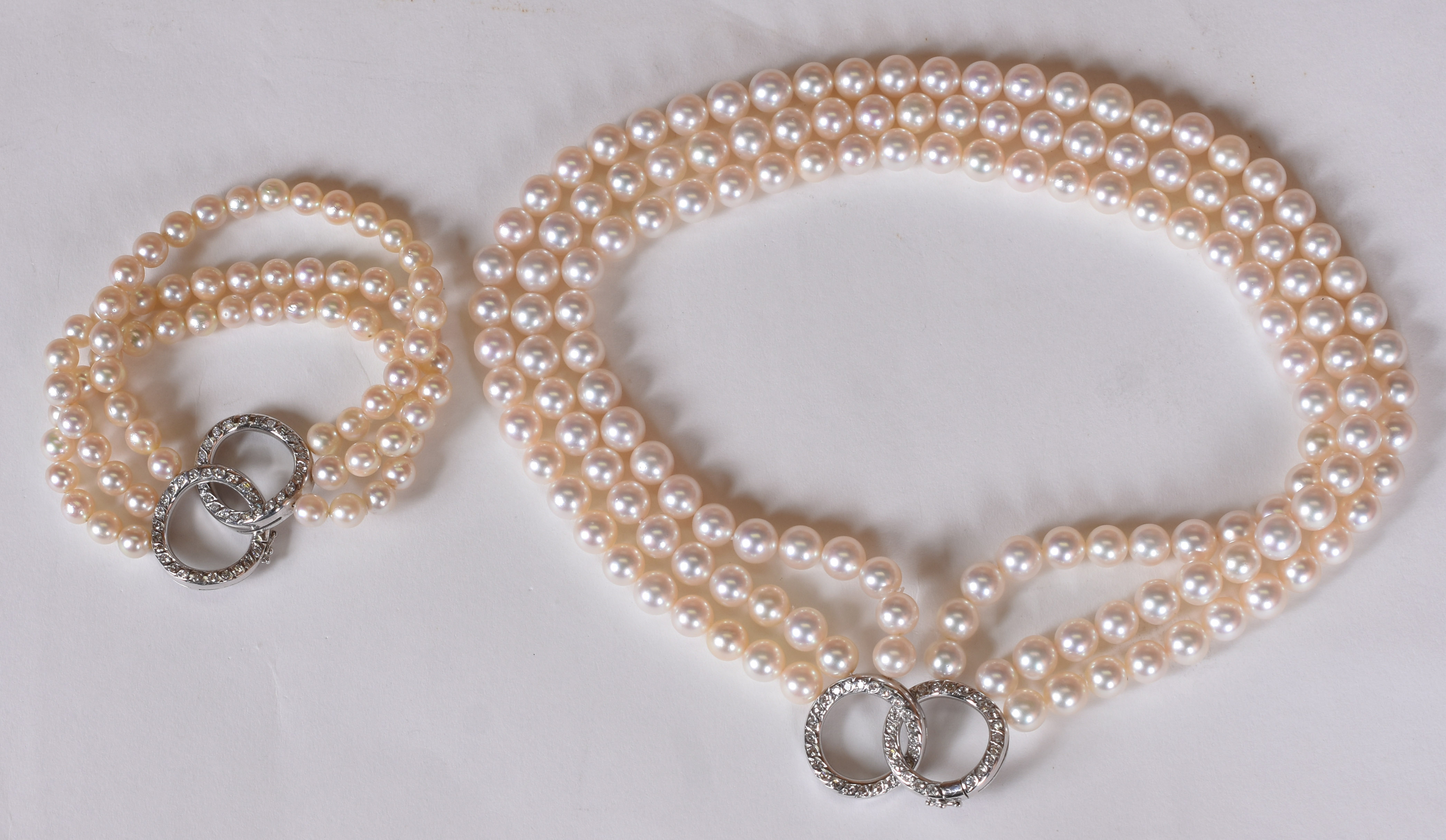Conjunto de Colar e pulseira com fios triplos de pérolas brancas... - foto 1 de 7