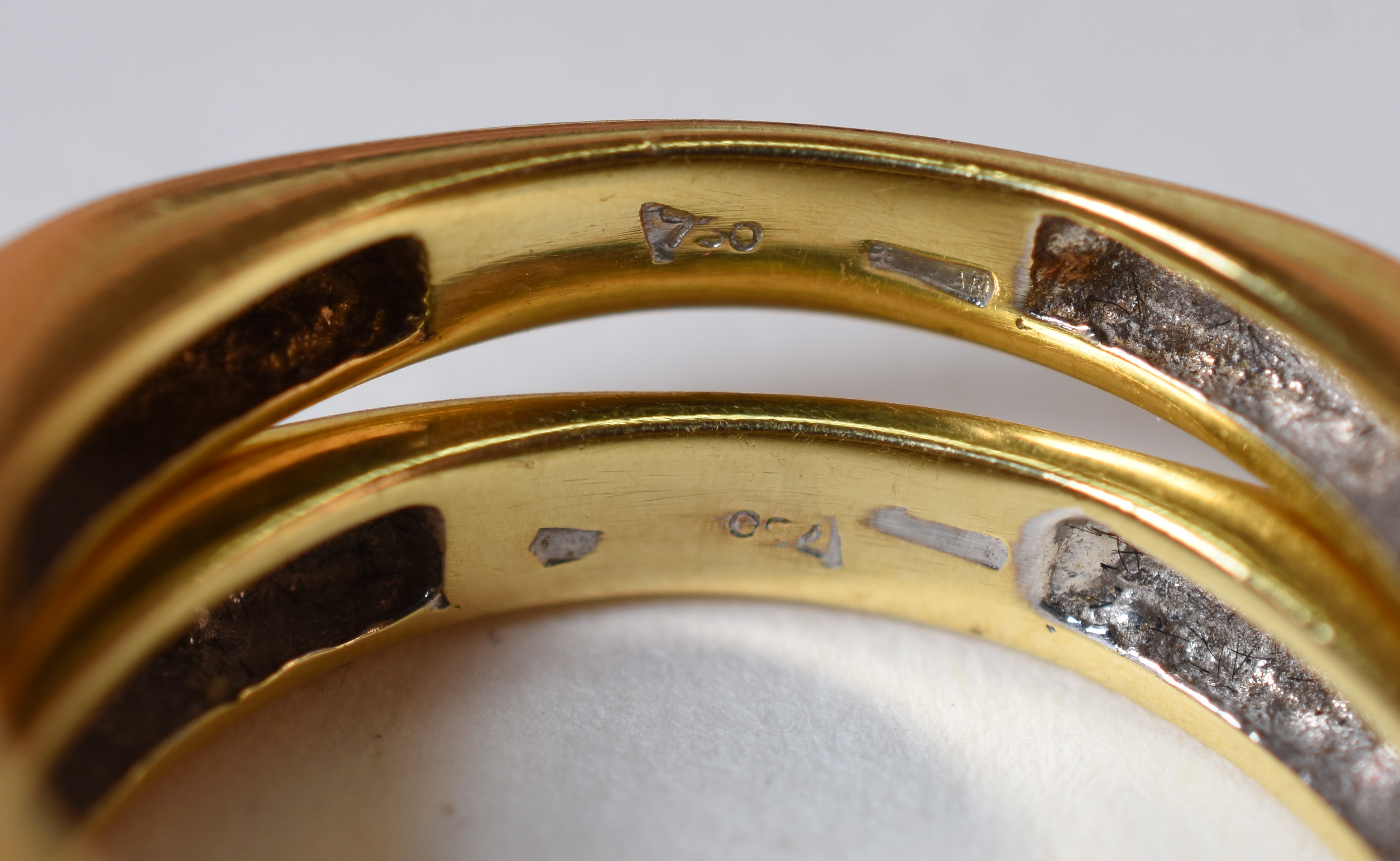 Conjunto de anéis de ouro 18 k com detalhes em brilhantes. Aro 19... - foto 5 de 7