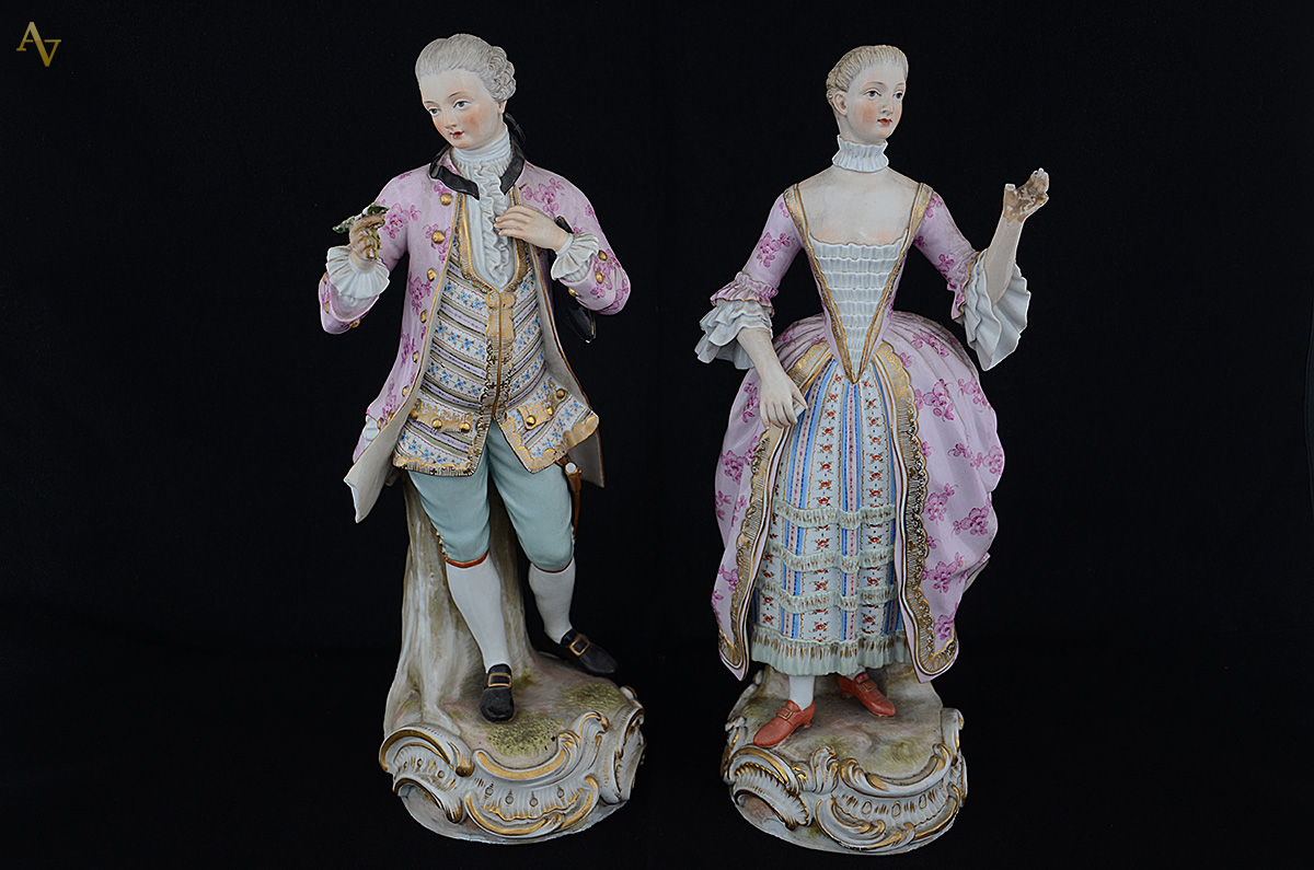 Par de figuras de porcelana representando casal de nobres. Alturas 35... - foto 1 de 4